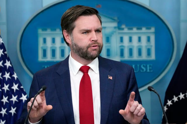 <p>Vance ha sostenido durante mucho tiempo que el presidente debería ignorar o desafiar las sentencias judiciales que la Casa Blanca considere inconstitucionales </p>