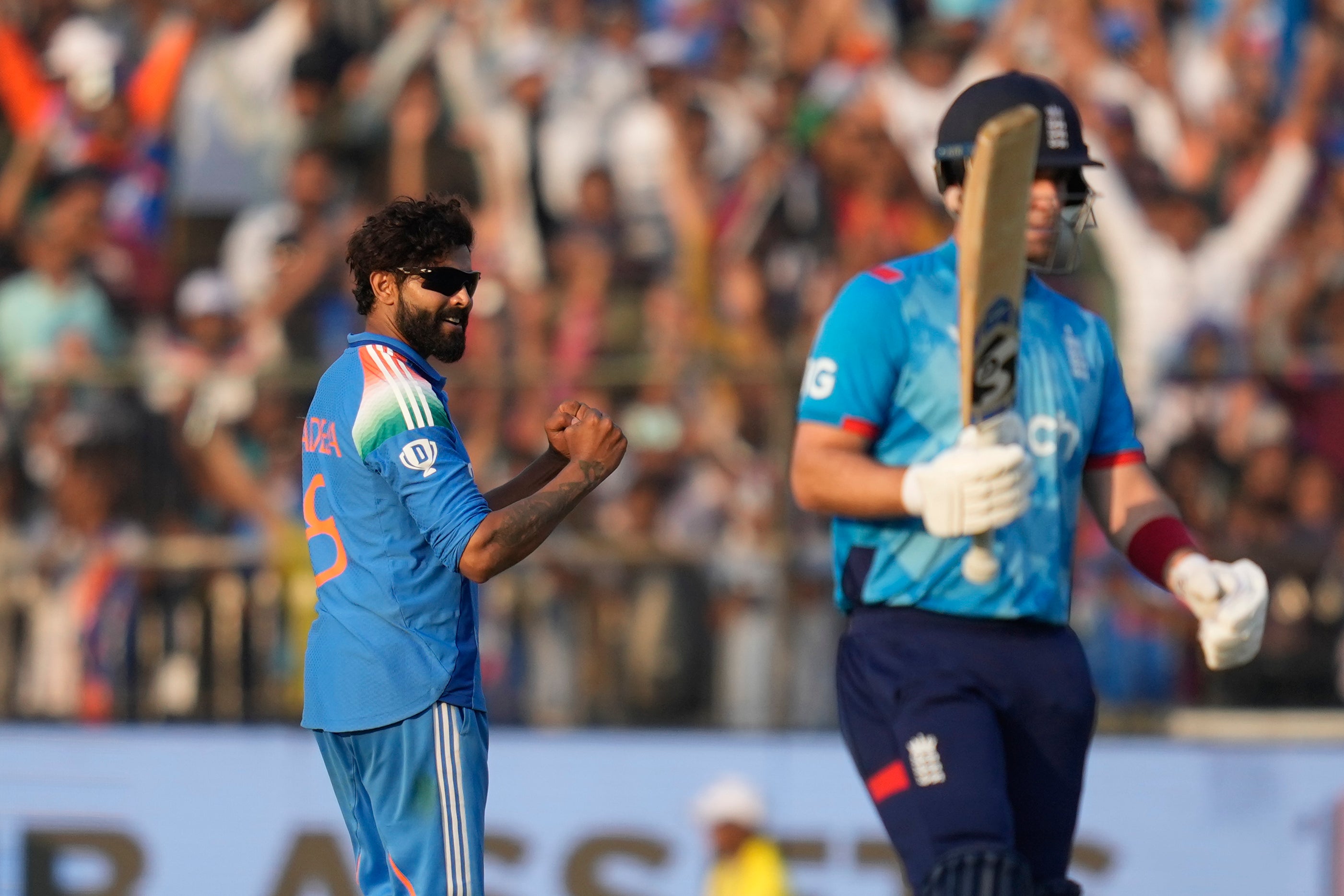 Ravindra Jadeja celebra il wicket della radice di Joe dell'Inghilterra