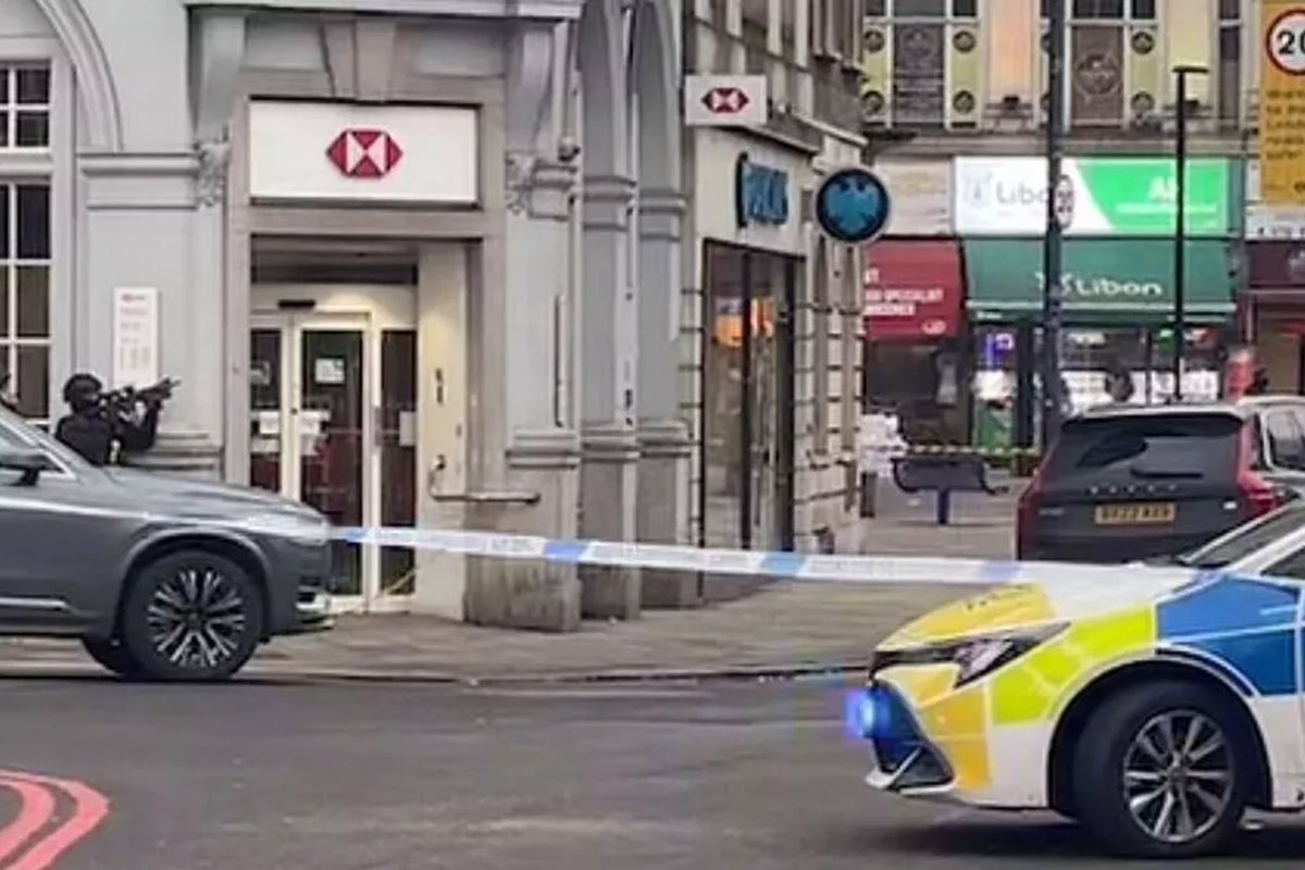 Lewisham: Armed stand-off as man seen brandishing knife out of HSBC building window
