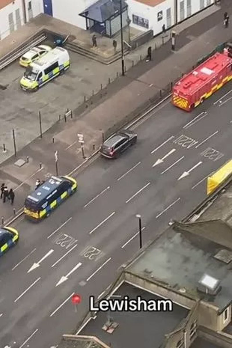 Lewisham: Armed stand-off as man seen brandishing knife and shouting out of HSBC building window