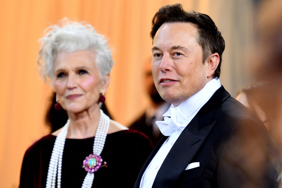Elon Musks Mutter gibt neue Einblicke in die einfachen Lebensgewohnheiten ...