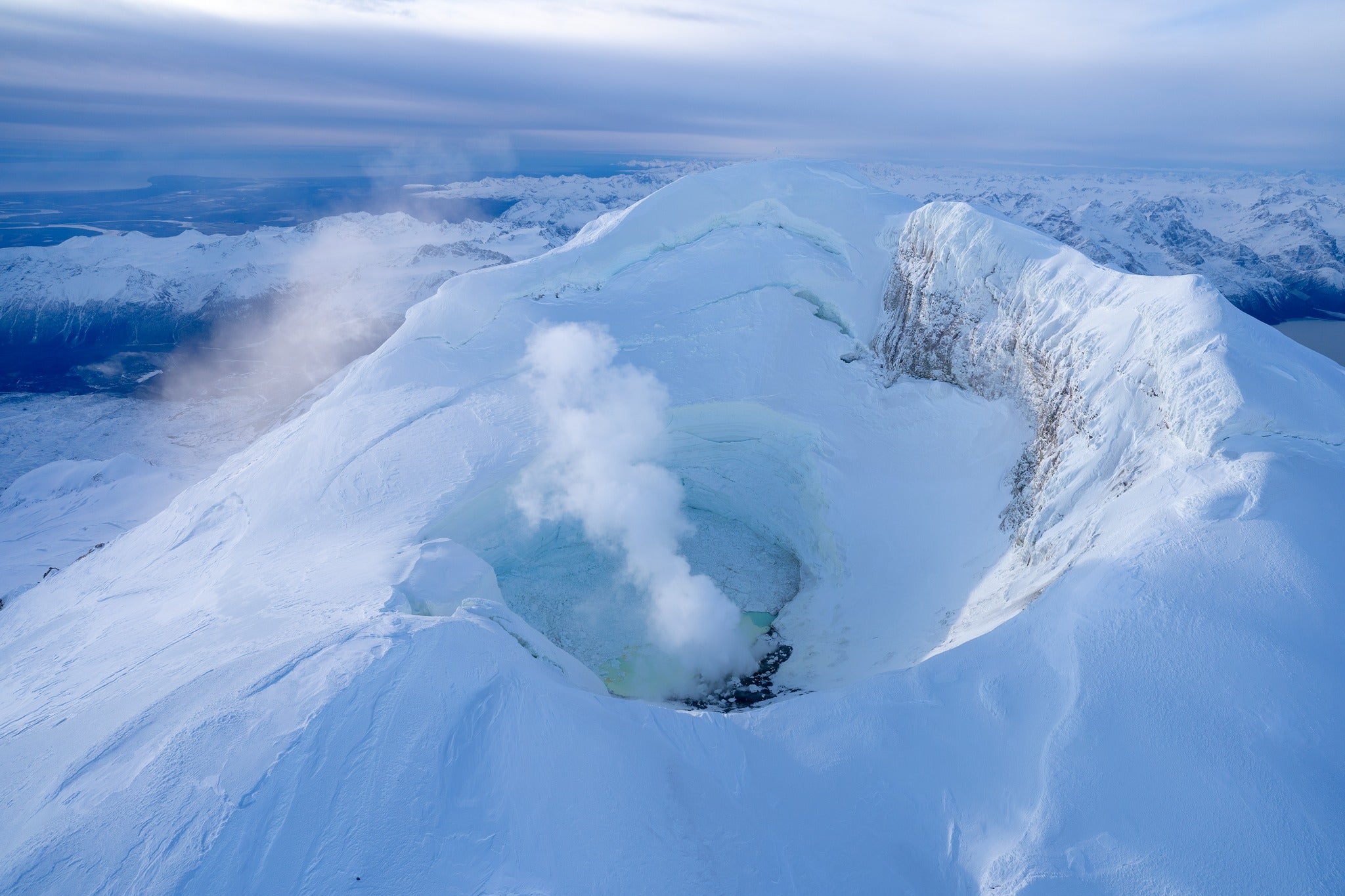 Os rebanhos de terremotos abalam as áreas circundantes sob e sob a neve, o Mount Mount Spur por meses. Agora, os cientistas dizem que o vulcão tem uma foto de cerca de 50 a 50 chutes.