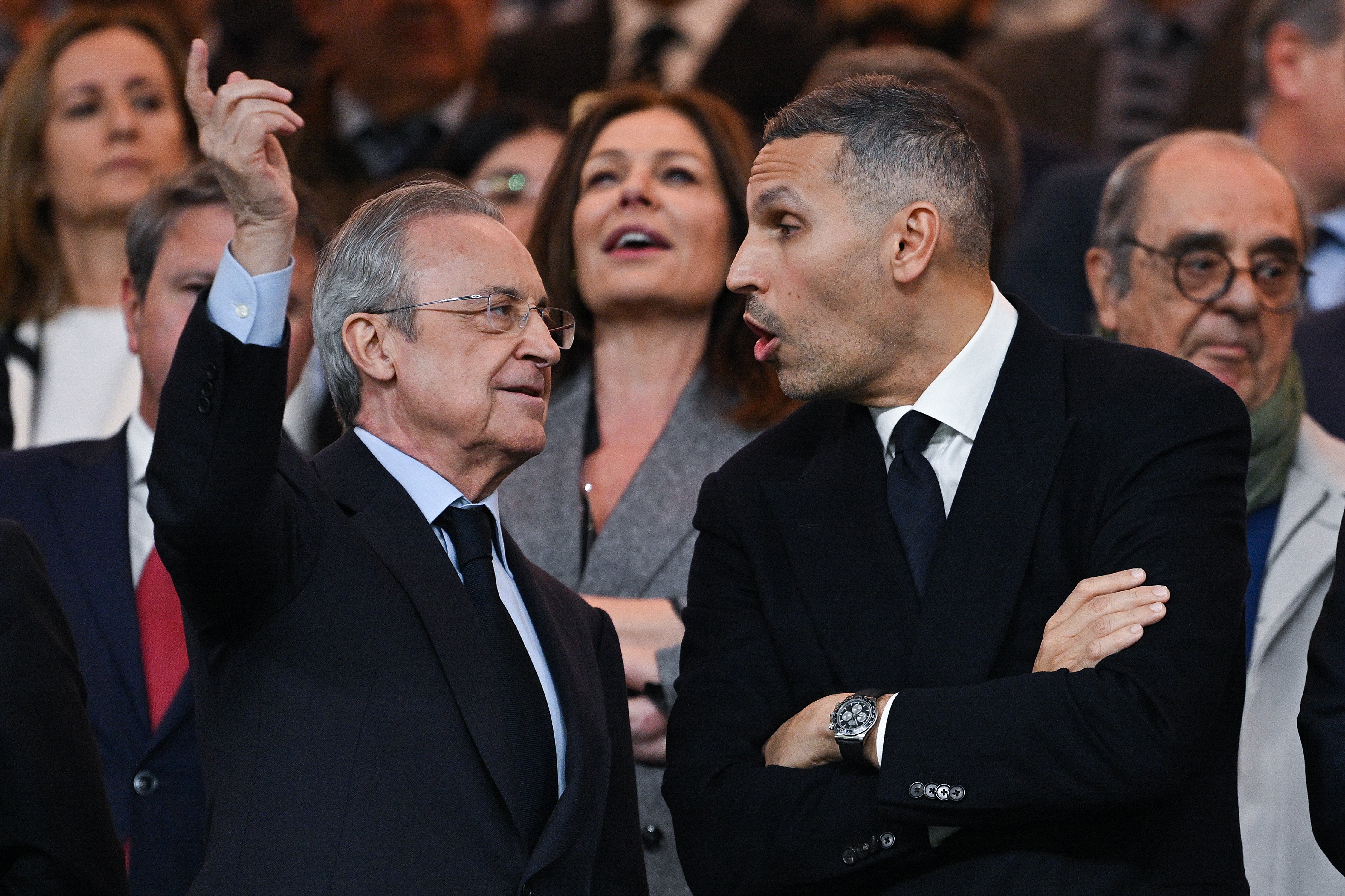 Florentino Perez (a sinistra) del Real Madrid (Khaldoon al Mubarak (a destra) del Man City ha sviluppato una relazione distintiva