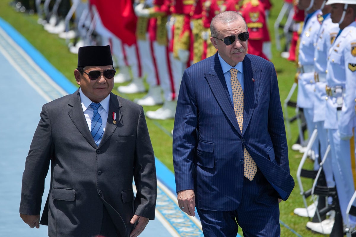 Leaders of Indonesia and Turkey hold talks on defense and economic ties