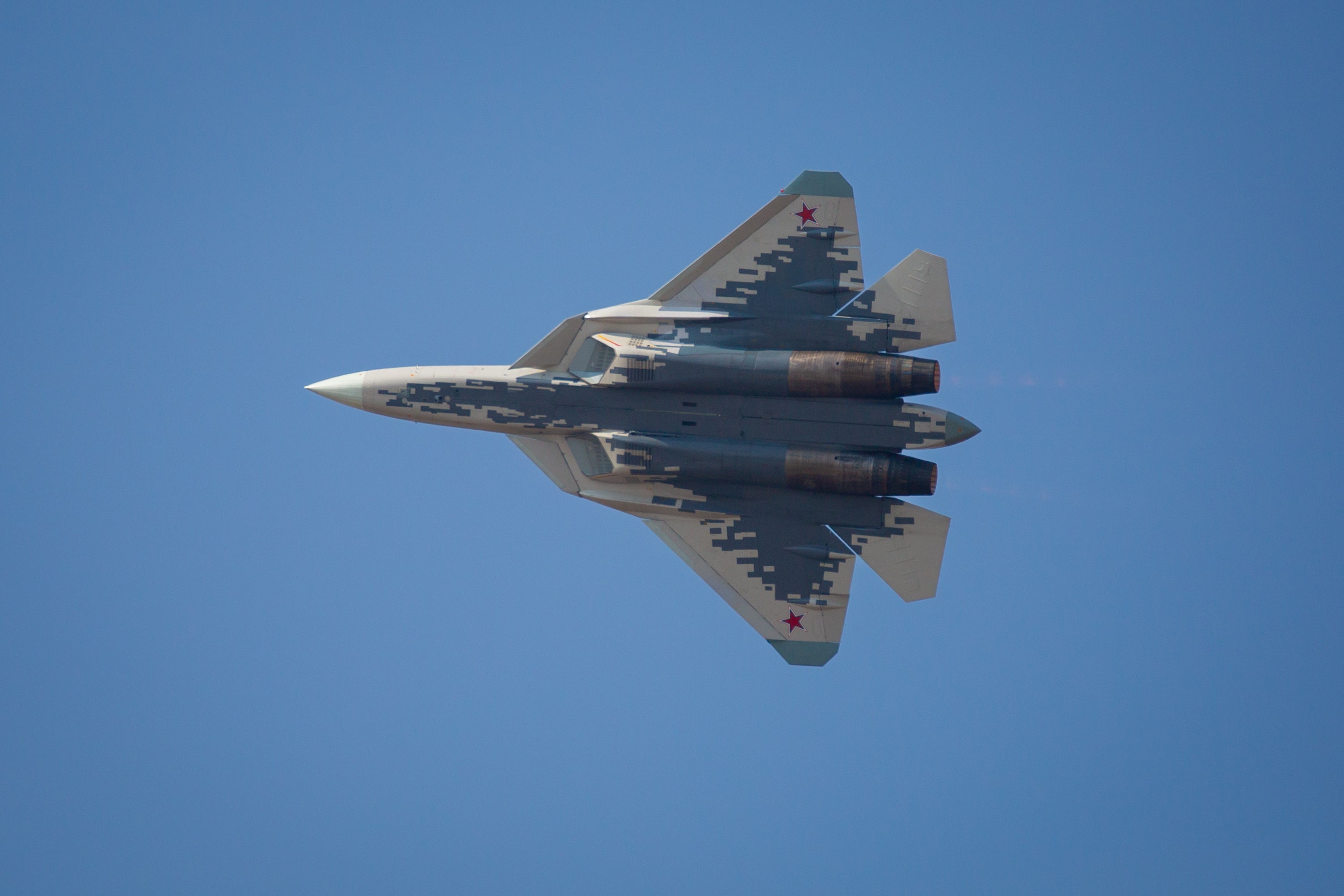 <p>Russian Air Force Sukhoi Su-57 twin-engine stealth multirole fighter aircraft performs aerial manoeuvres on the opening day of Aero India 2025 at the Yelahanka Air Force Station in Bengaluru, India</p>