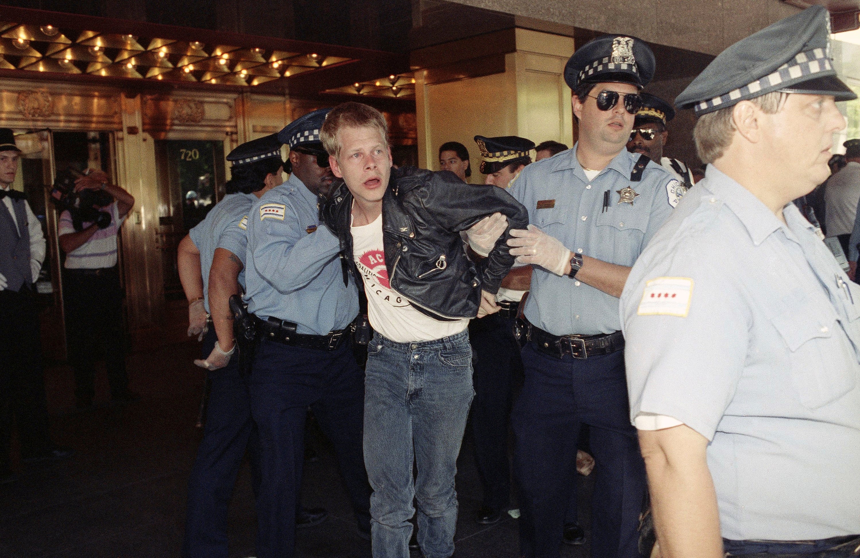 Chicago police officers, wearing rubber gloves, arrest a demonstrator outside the downtown hotel where the American Medical Association was holding its annual meeting in Chicago, June 24, 1991 (file photo)