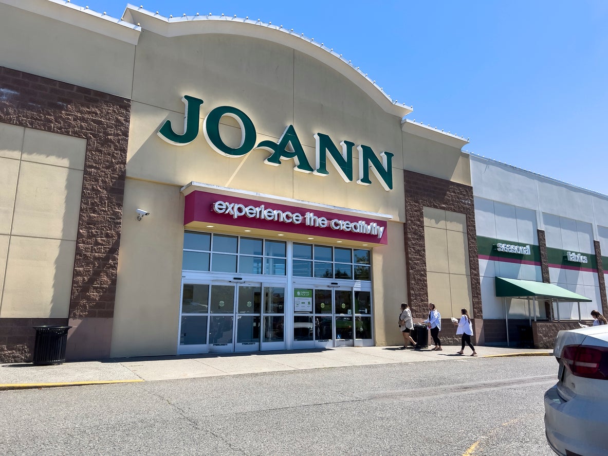 More than 500 Juan stores are supposed to be closed in 49 states and other customers are able to use their gift cards that use before the official closure