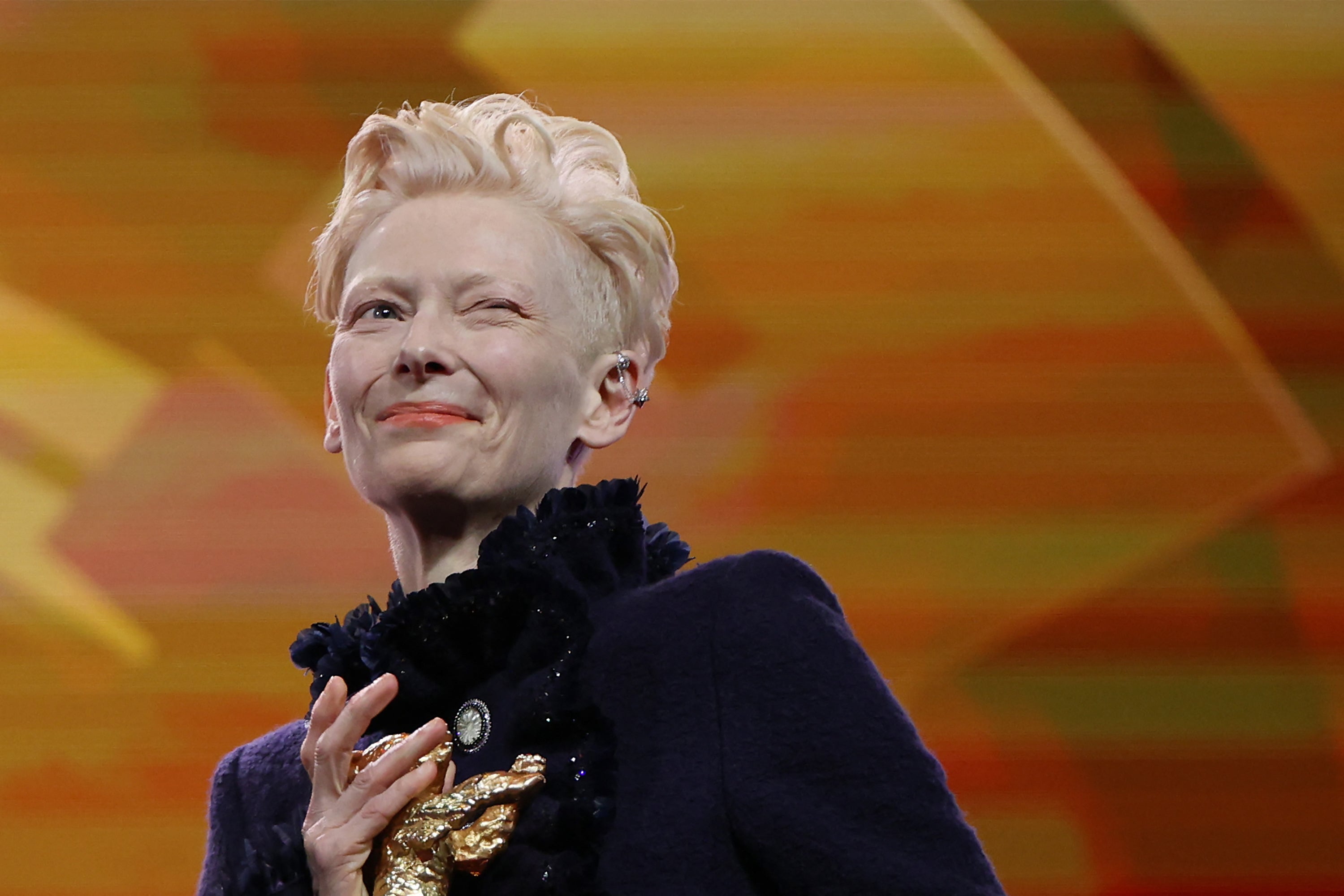 Tilda Swinton grijpt haar erebeer vast voor carrièreprestaties tijdens de openingsceremonie van de Berlinale in 2025