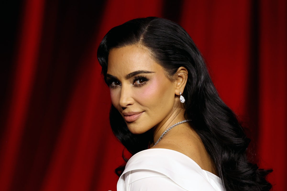 Kim Kardashian ‘marries’ co-star on Malibu beach Kim Kardashian ‘marries’ co-star on Malibu beach