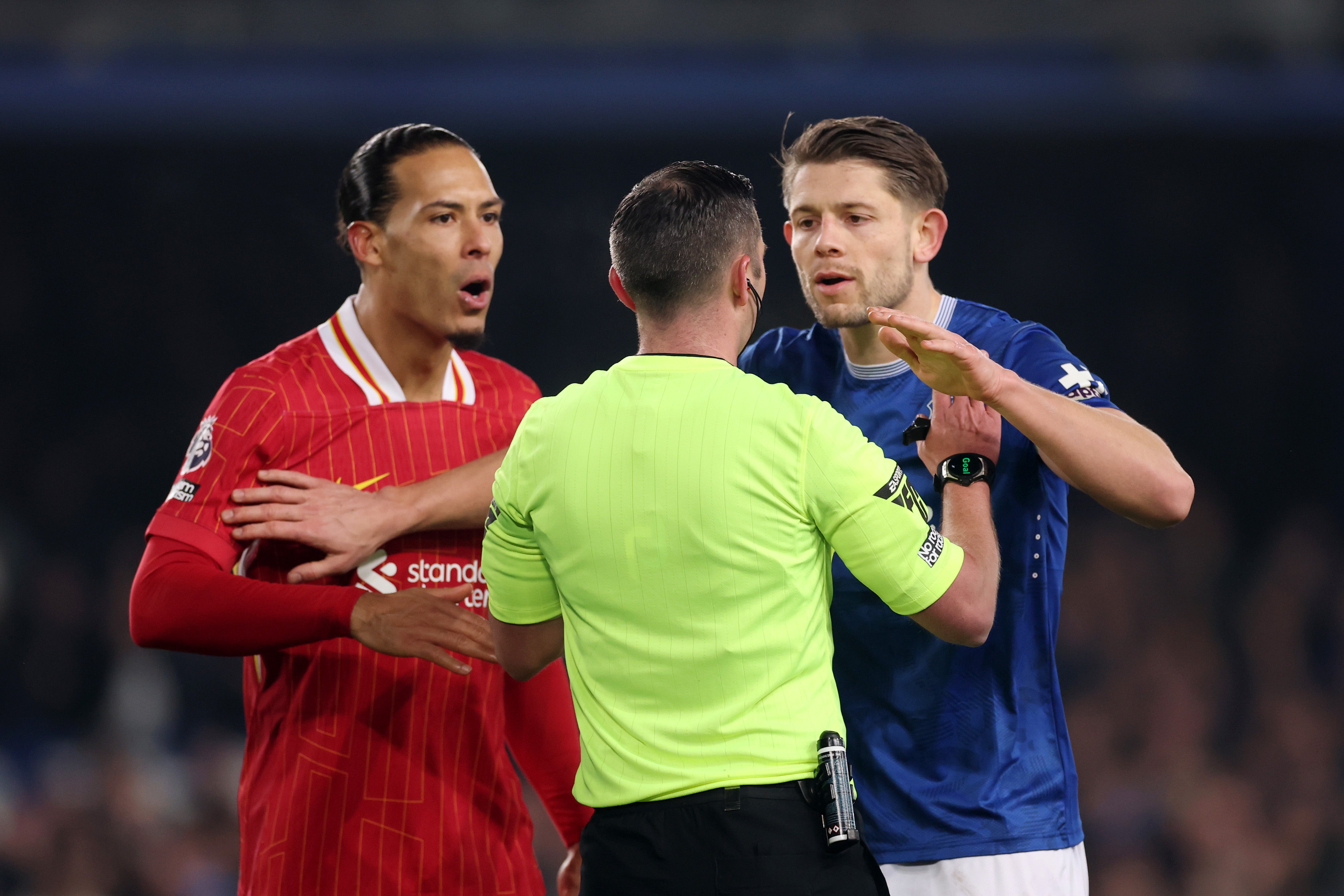 Virgil van Dijk of Liverpool and James Tarkowski of Everton remonstrate with referee Michael Oliver