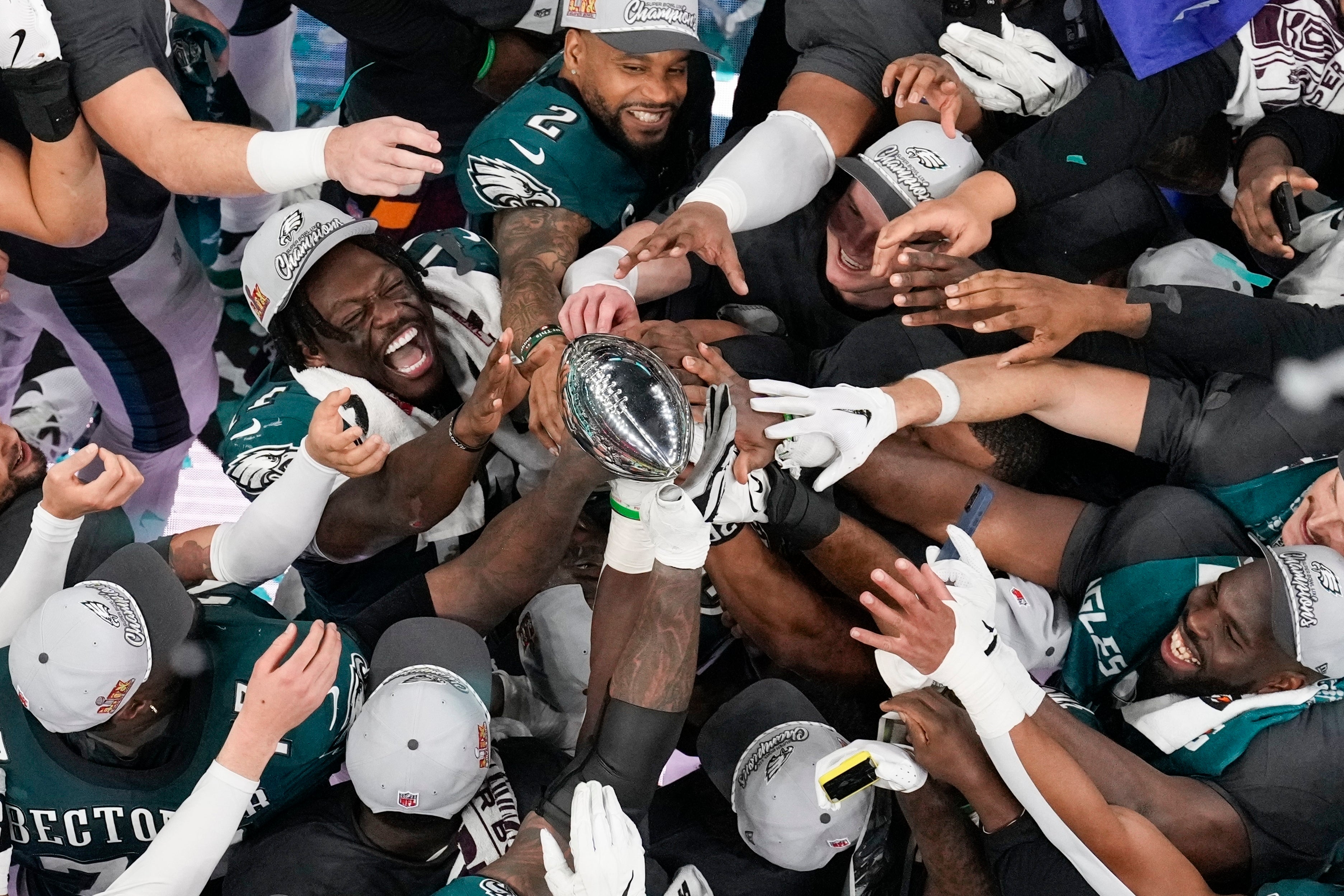 I giocatori di Philadelphia Eagles festeggiano con il Vince Lombardi Trophy dopo che gli Eagles hanno vinto la partita di calcio della NFL Super Bowl 59 contro i Kansas City Chiefs, domenica 9 febbraio 2025, a New Orleans. Rapporti in conflitto nei media hanno affermato che gli Eagles faranno entrambi una visita alla Casa Bianca come hanno fatto dopo la loro vittoria del Super Bowl 2018 e che accetteranno un invito, se la Casa Bianca ne estende uno