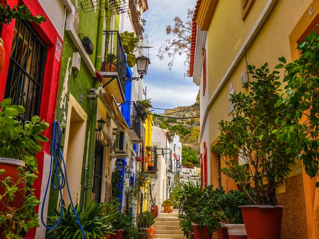 <p>The pretty streets of Alicante’s Old Town</p>