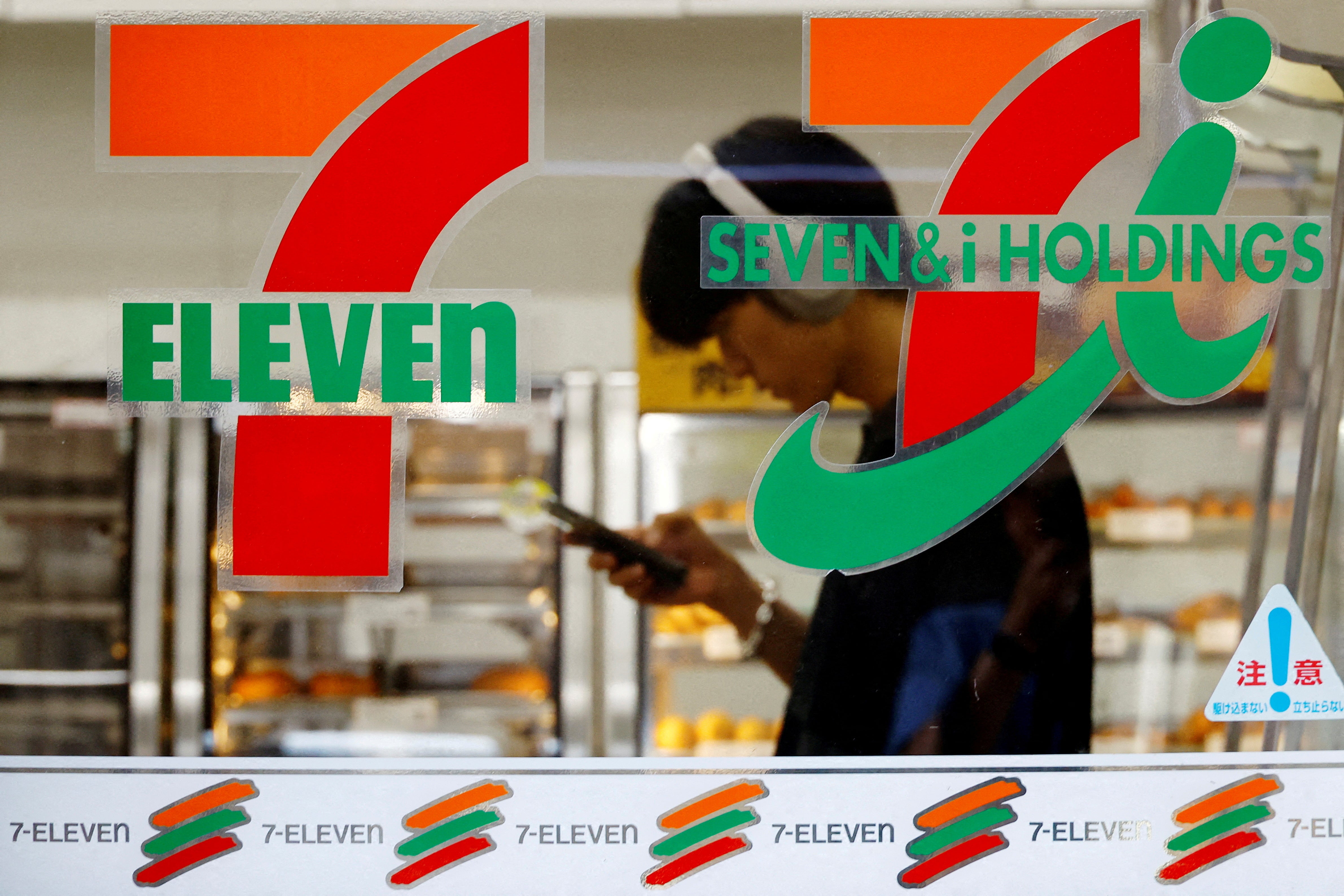 7-Eleven has begun trialling robot workers in a Tokyo shop