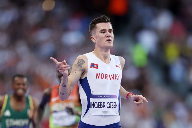 Jakob Ingebrigtsen smashes two indoor world records in one night 