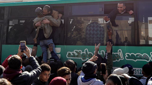 <p>Buses carrying freed Palestinians welcomed by people in Gaza</p>