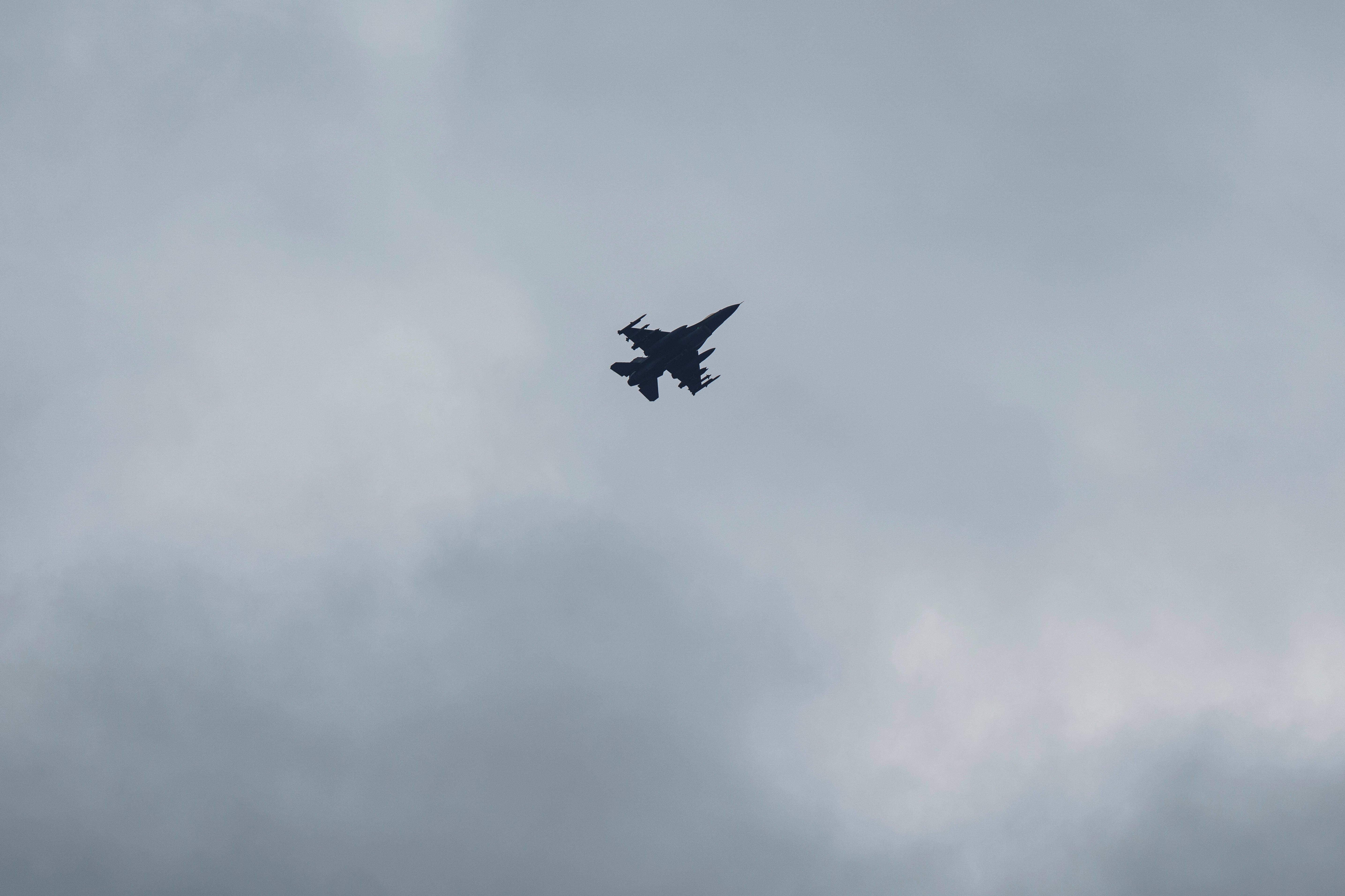 A Ukrainian F-16 fighter jet flys over Kyiv