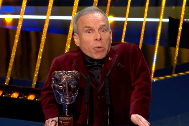 <p>Warwick Davis fights back tears while dedicating Bafta award to late wife </p>