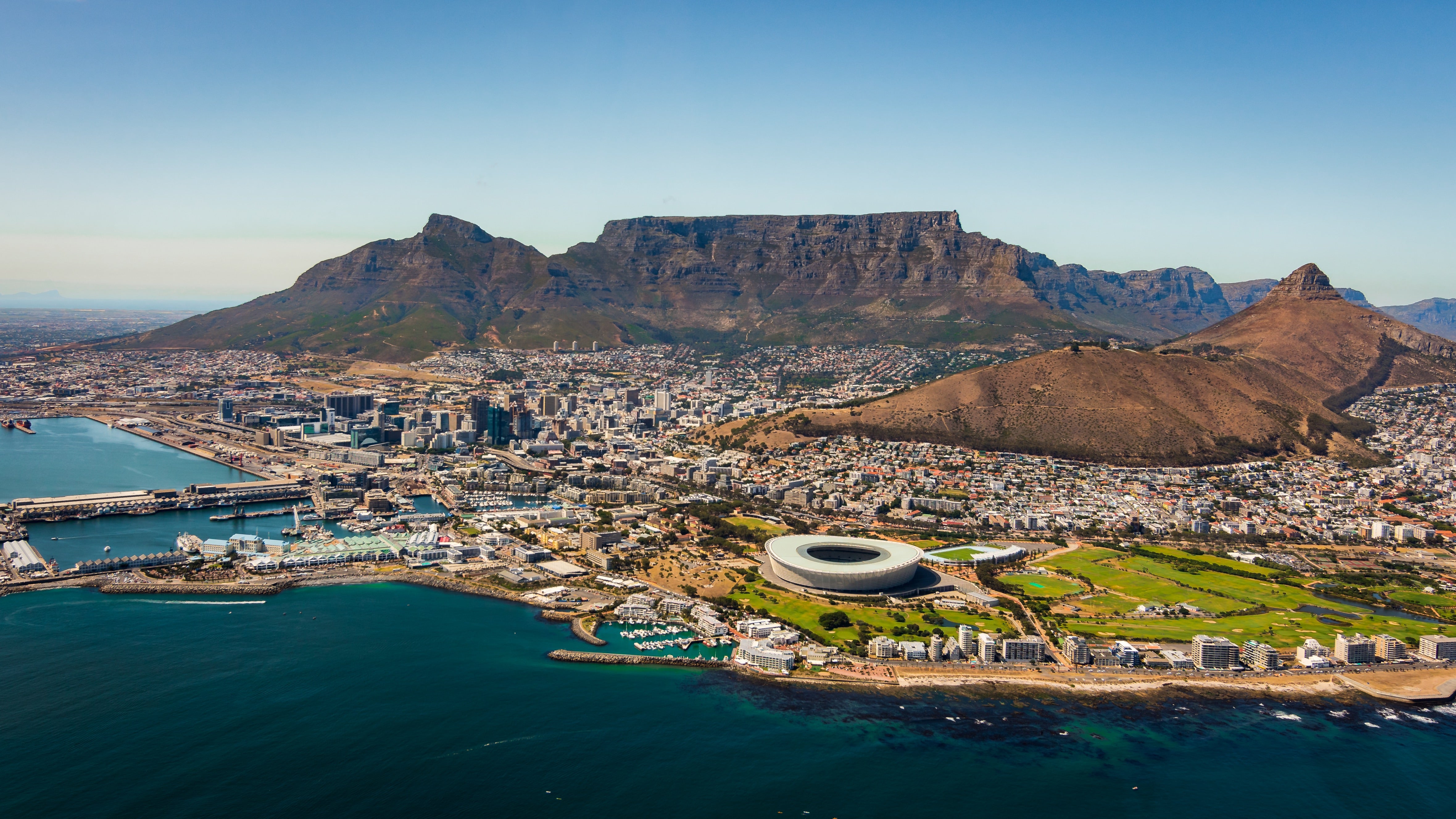 Backed by the spectacular table mountain, Cape Town reaches into the high 20Cs in March