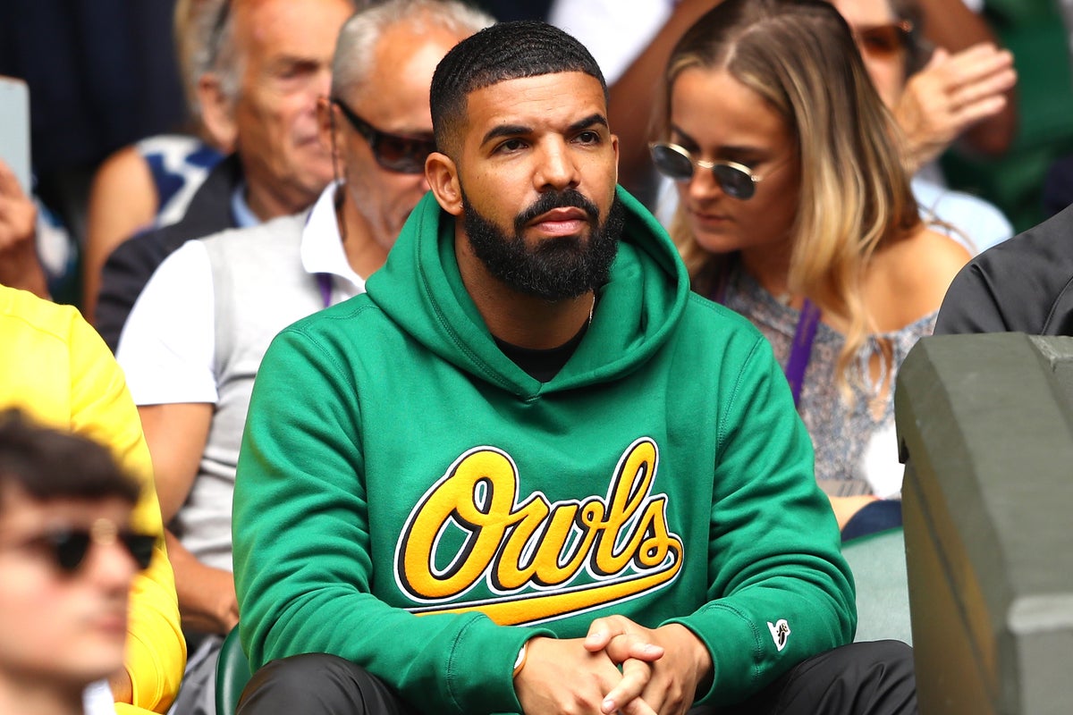 Drake show labelled ‘dystopian’ over fans begging for money Drake show labelled ‘dystopian’ over fans begging for money