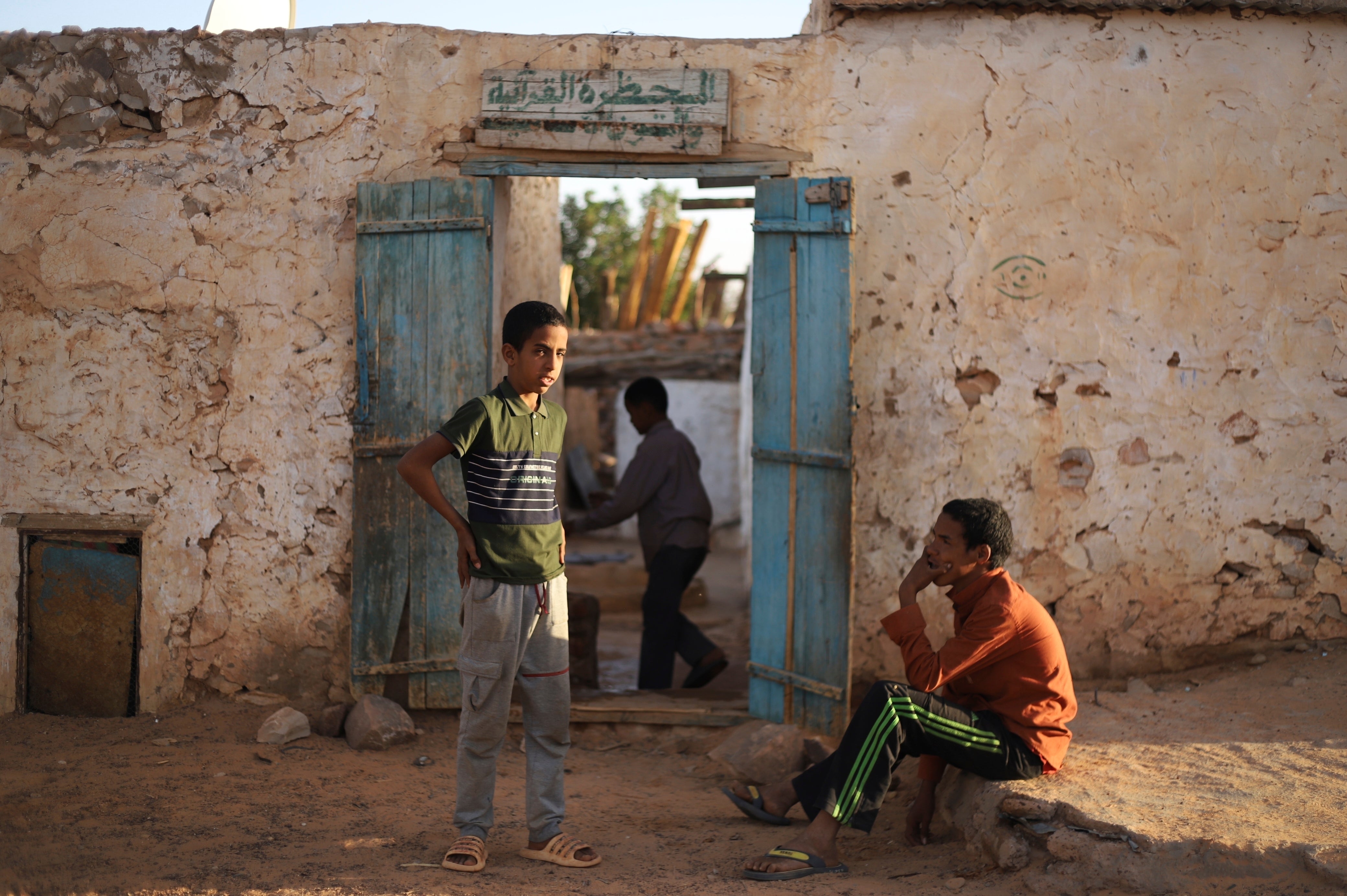 Students talk in Chinguetti, Mauritania