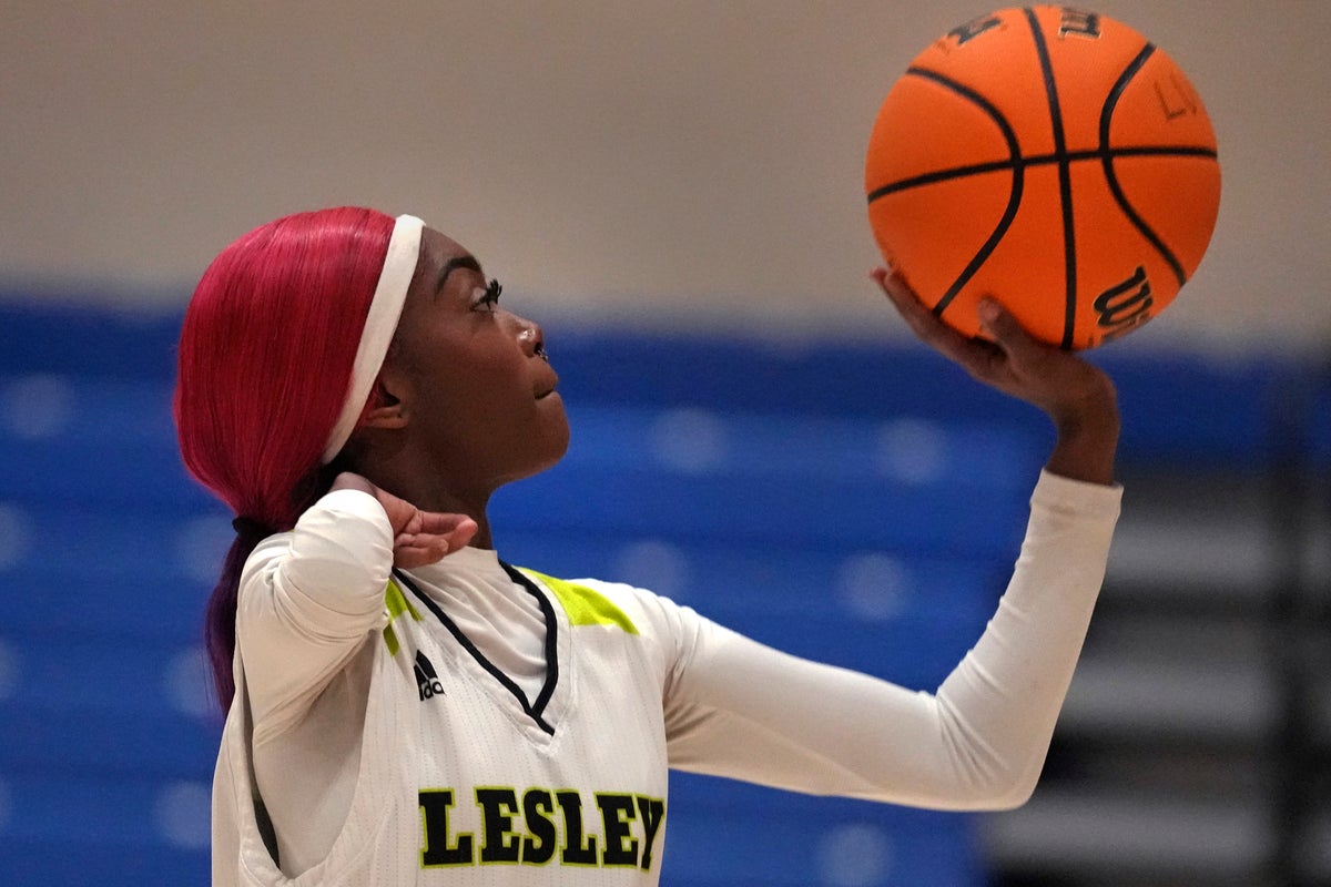 One-armed basketball player makes women's Division III history with basket