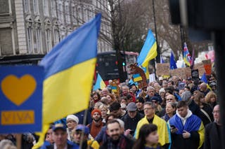 Personas que participan en una marcha desde la estatua de San Volodymyr hasta la Embajada de Rusia en el centro de Londres (Yui Mok/PA)