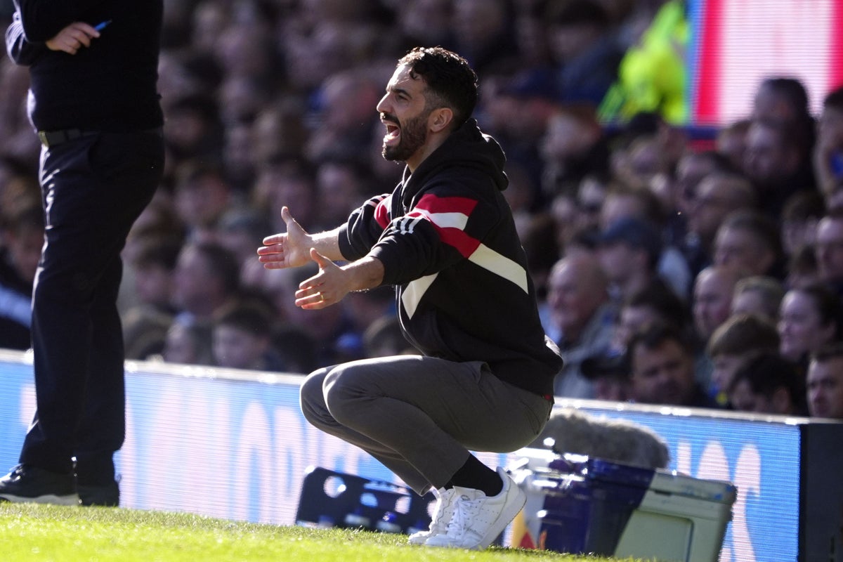 Manchester United Draws 2-2 at Everton Amid Controversial VAR Call