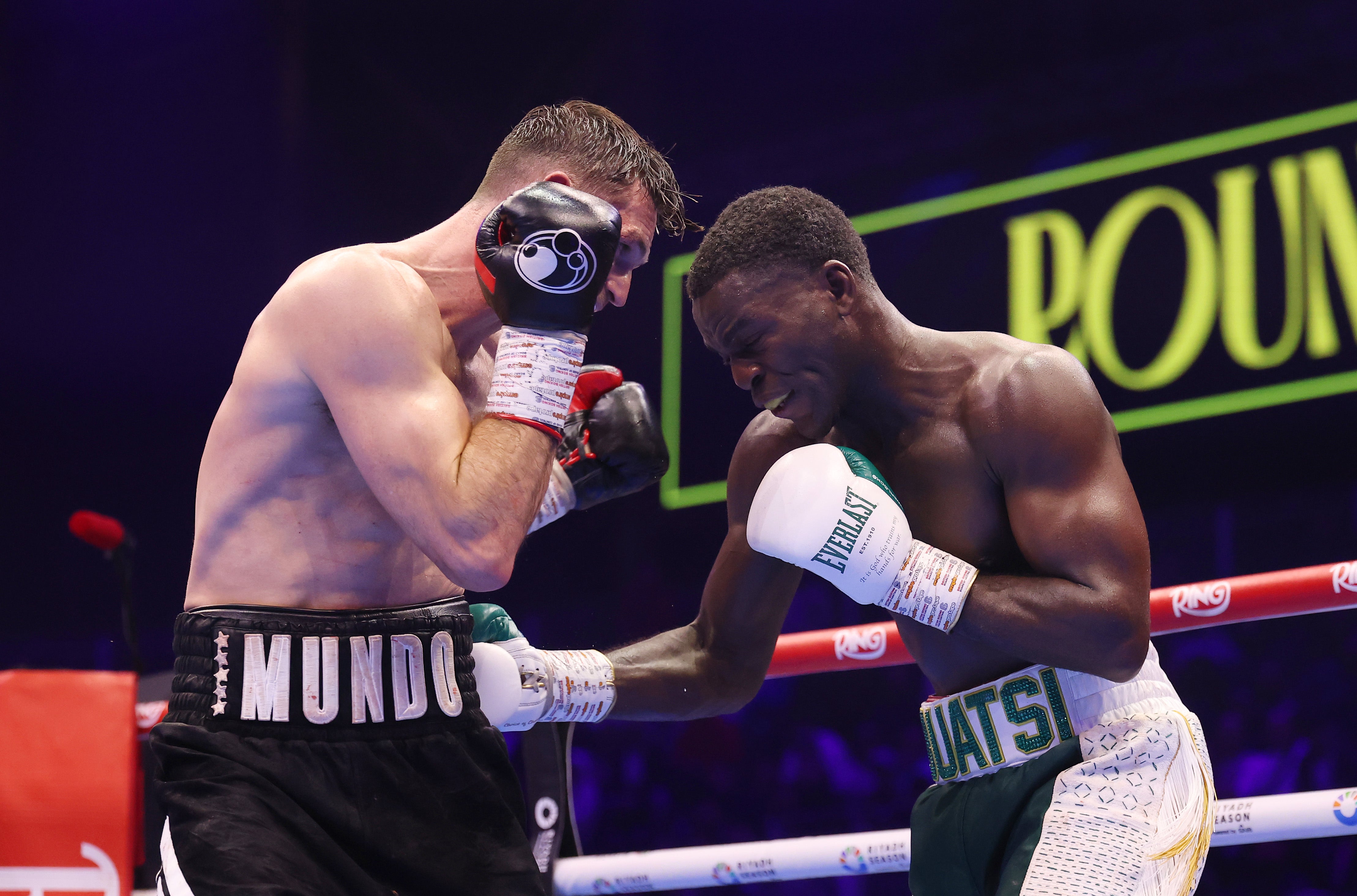 Joshua Buatsi golpea a Callum Smith durante su enfrentamiento en febrero