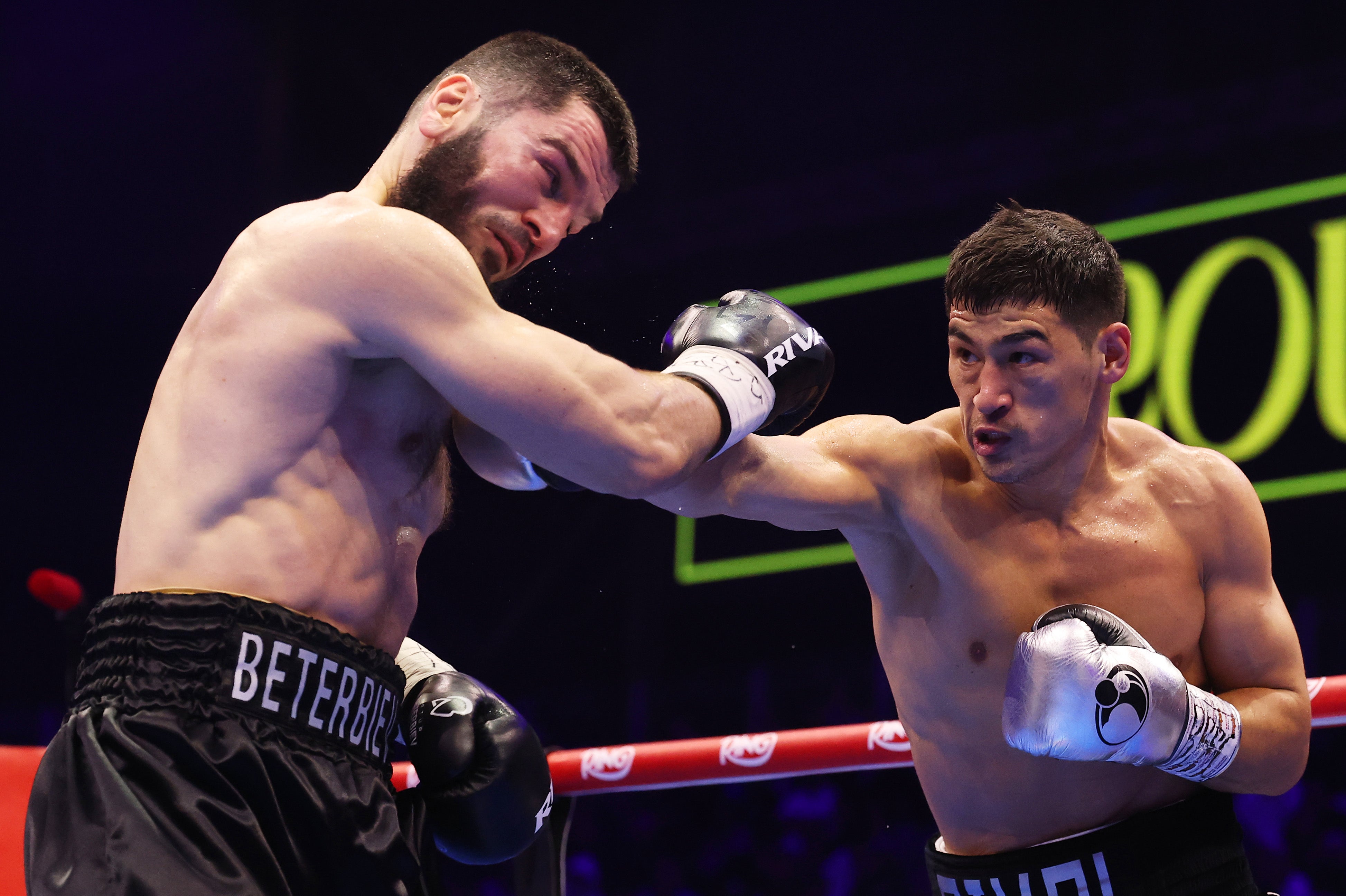 Dmitry Bivol, a destra, ha iniziato forte nella sua rivincita con Artur Beterbiev