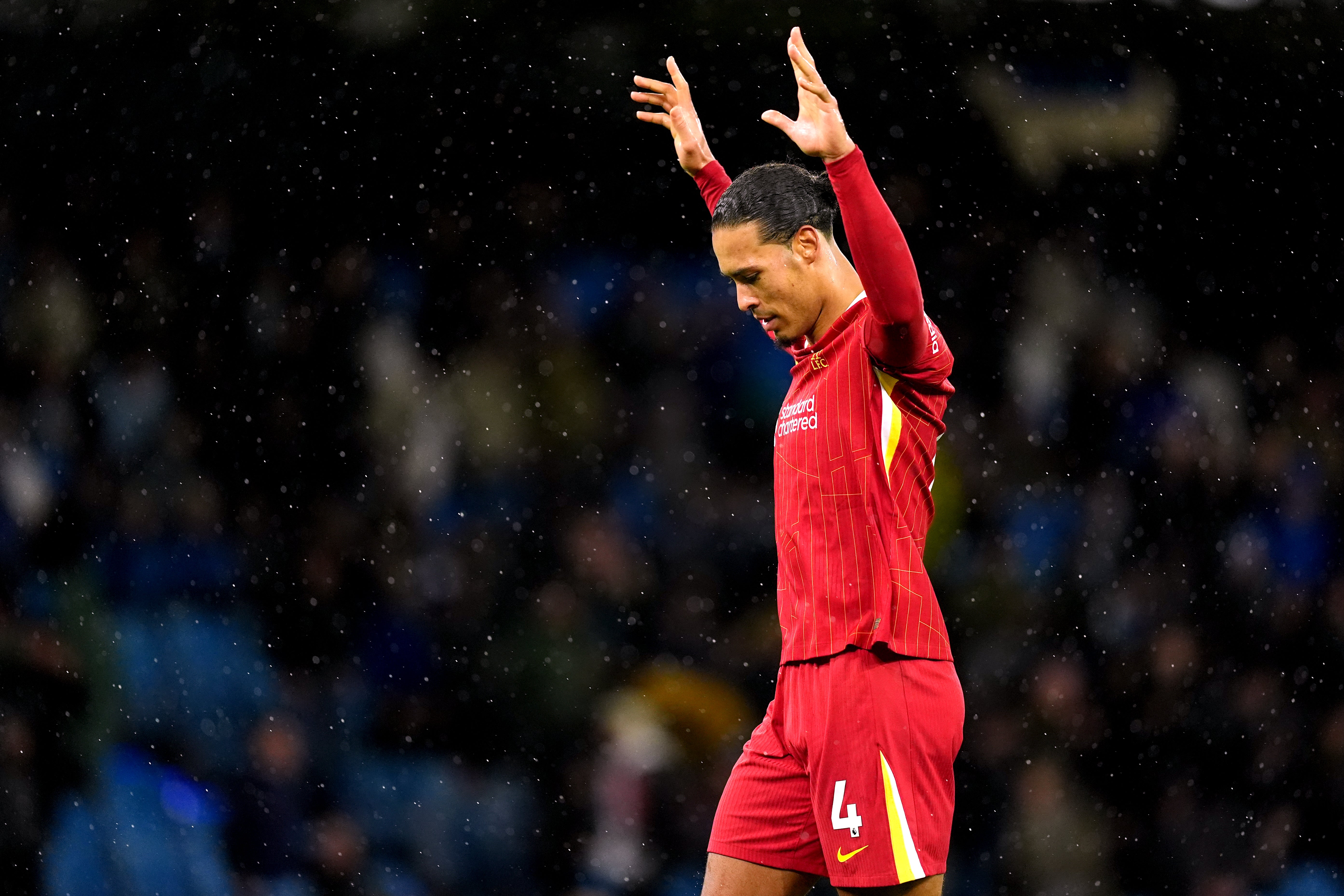 Virgil van Dijk celebra la vittoria di Liverpool all'Etihad Stadium