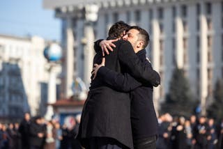 El señor Zelensky saluda al Sr. Trudeau con un abrazo