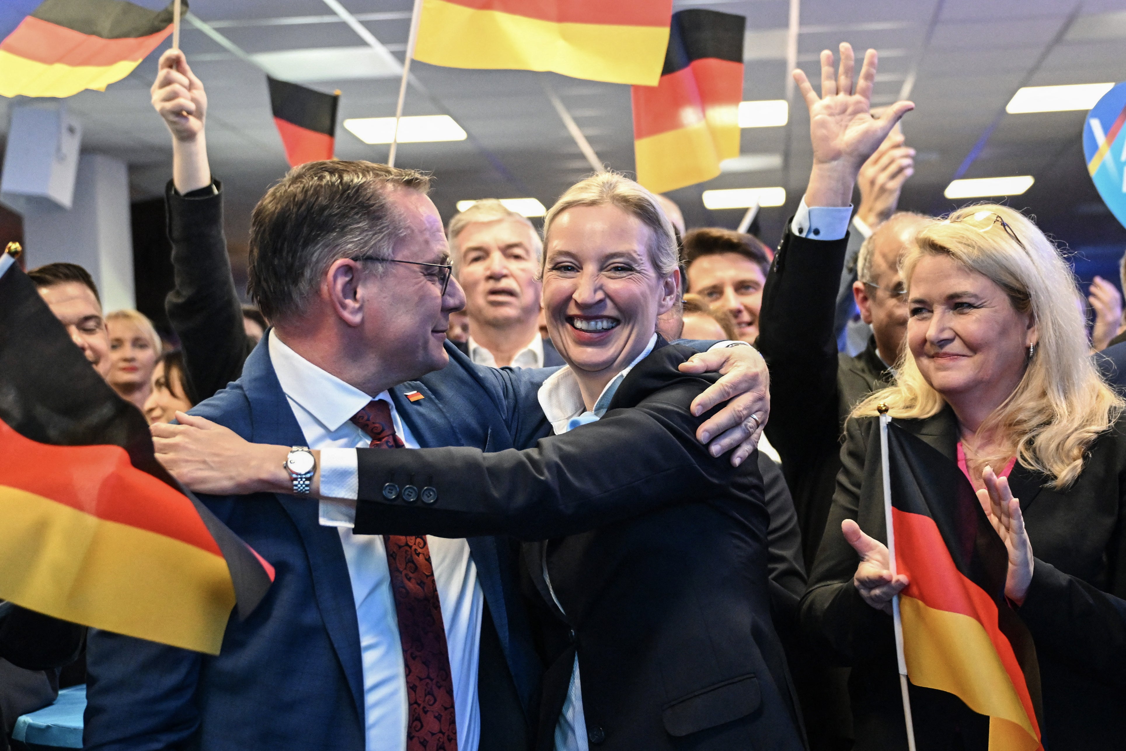 AfD co-leaders Alice Weidel and Tino Chrupulla celebrate large gains in Sunday’蝉 election