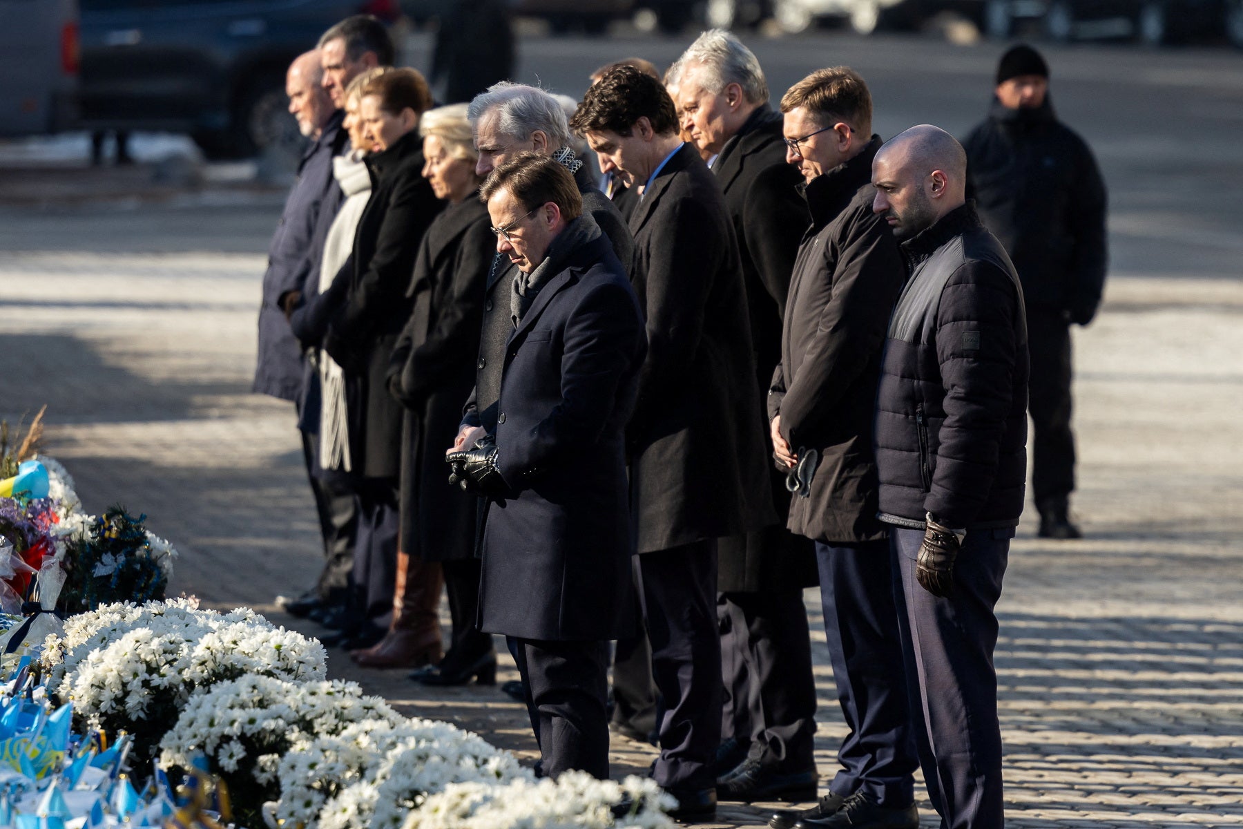 Zelensky et d'autres dirigeants mondiaux visitent des monuments de fortune à Kiev