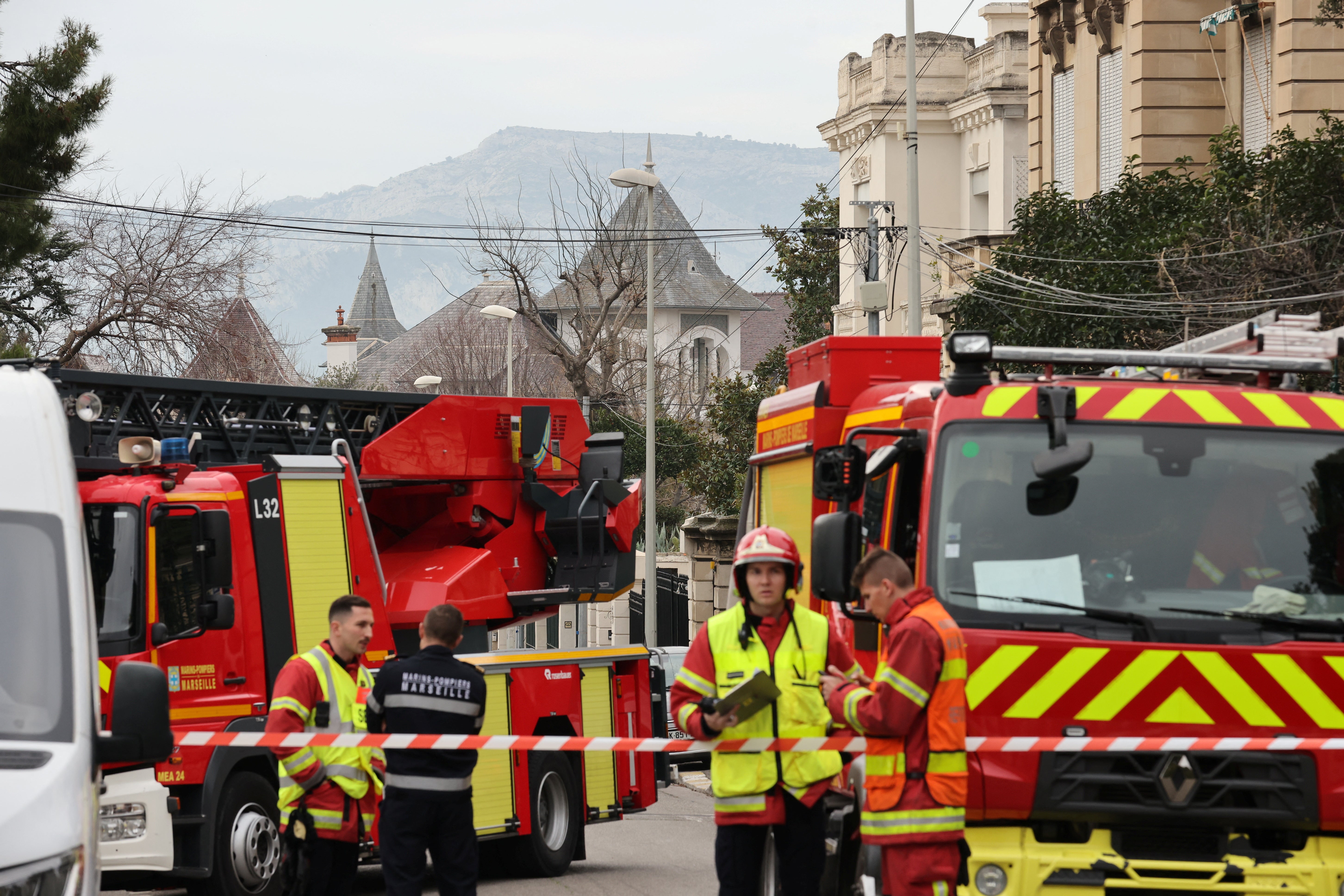 Les pompiers français et les unités de sauvetage se tiennent près de l'entrée du consulat russe à Marseille