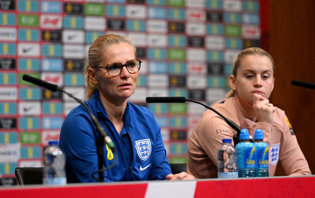 La direttrice dell'Inghilterra Sarina Wiegman e l'attaccante Alessia Russo hanno aggiunto il loro sostegno alla squadra spagnola durante la conferenza stampa di martedì allo stadio di Wembley