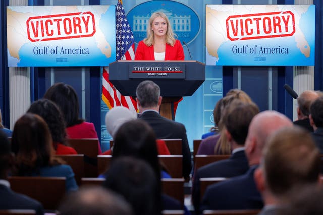 <p>La secretaria de Prensa de la Casa Blanca, Karoline Leavitt, compareció el martes y defendió el trato dado a los inmigrantes en Guantánamo </p>