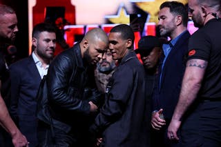 Chris Eubank Jr (L) e Conor Benn (R) interagiscono durante il viso