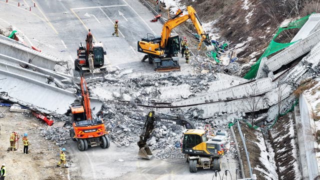 <p>Bridge collapse at highway construction site leaves 2 people dead</p>