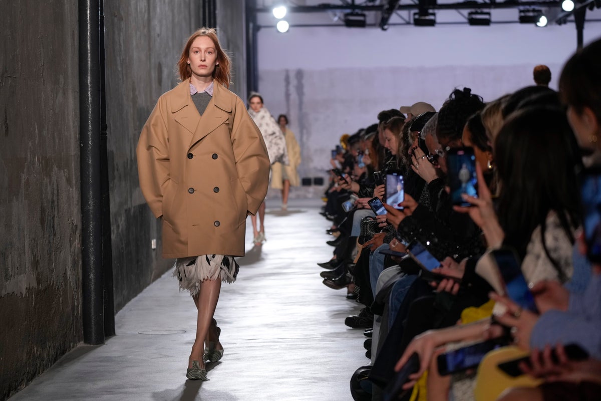 N21 brings back wardrobe staples with feathery details and statement bows