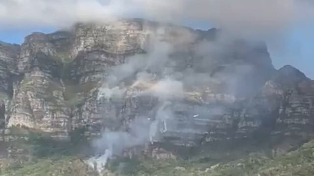 <p>Wildfires break out across Table Mountain, blanketing Cape Town in smoke</p>