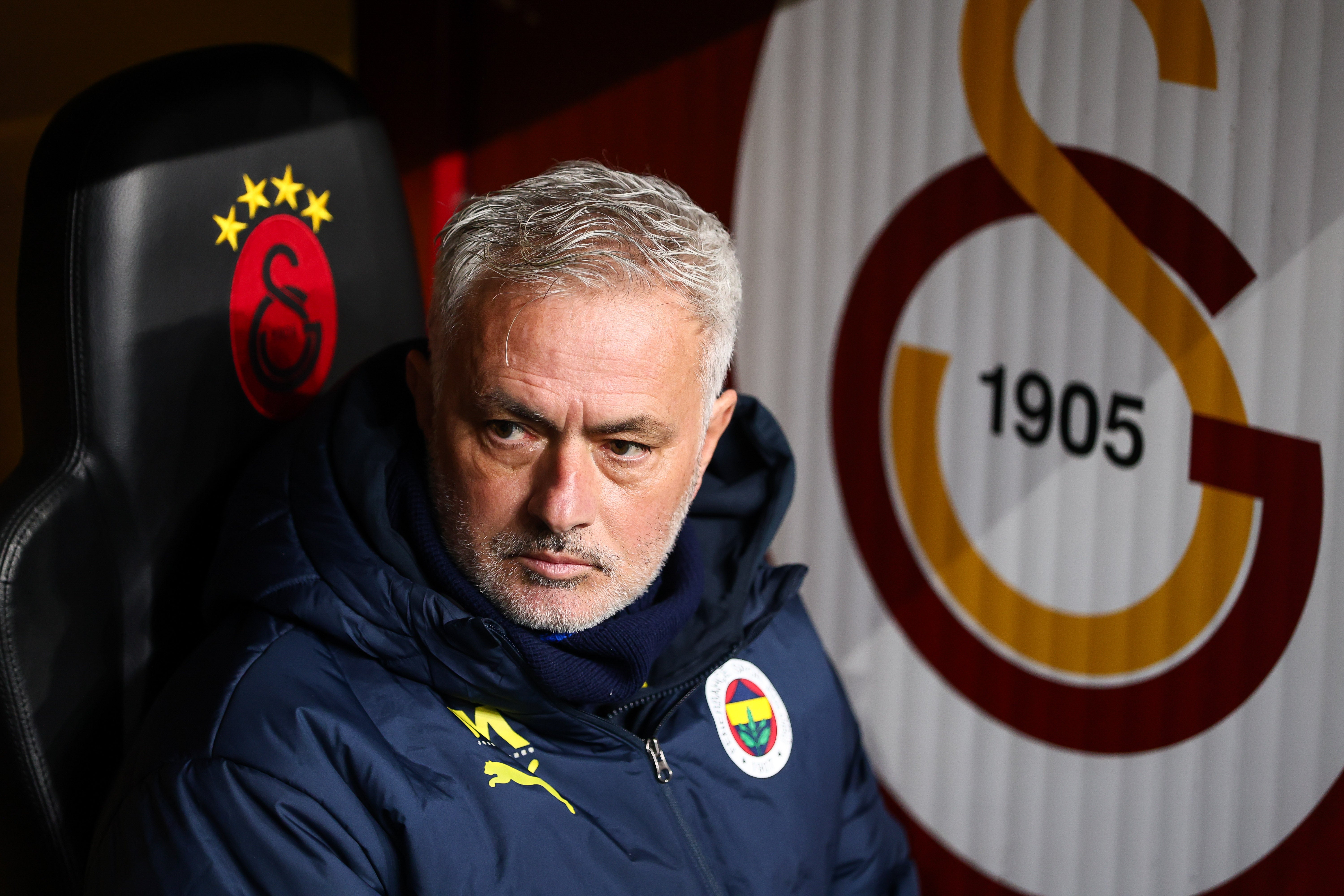 Mourinho guarda dal riparo allo stadio Rams Park di Galatasaray