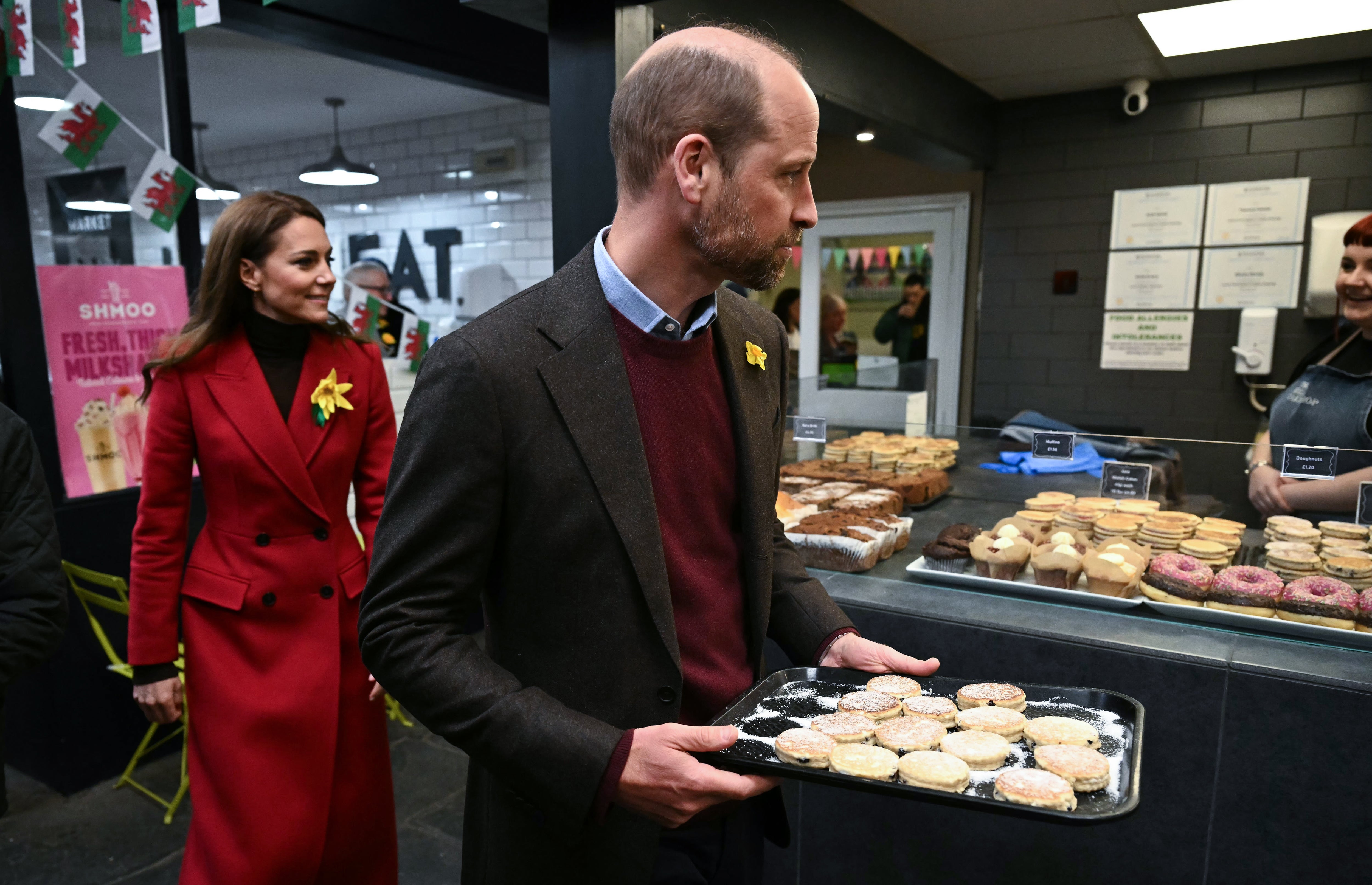 Kate and William distributed Welsh cakes that they had made to well-wishers in Pontypridd