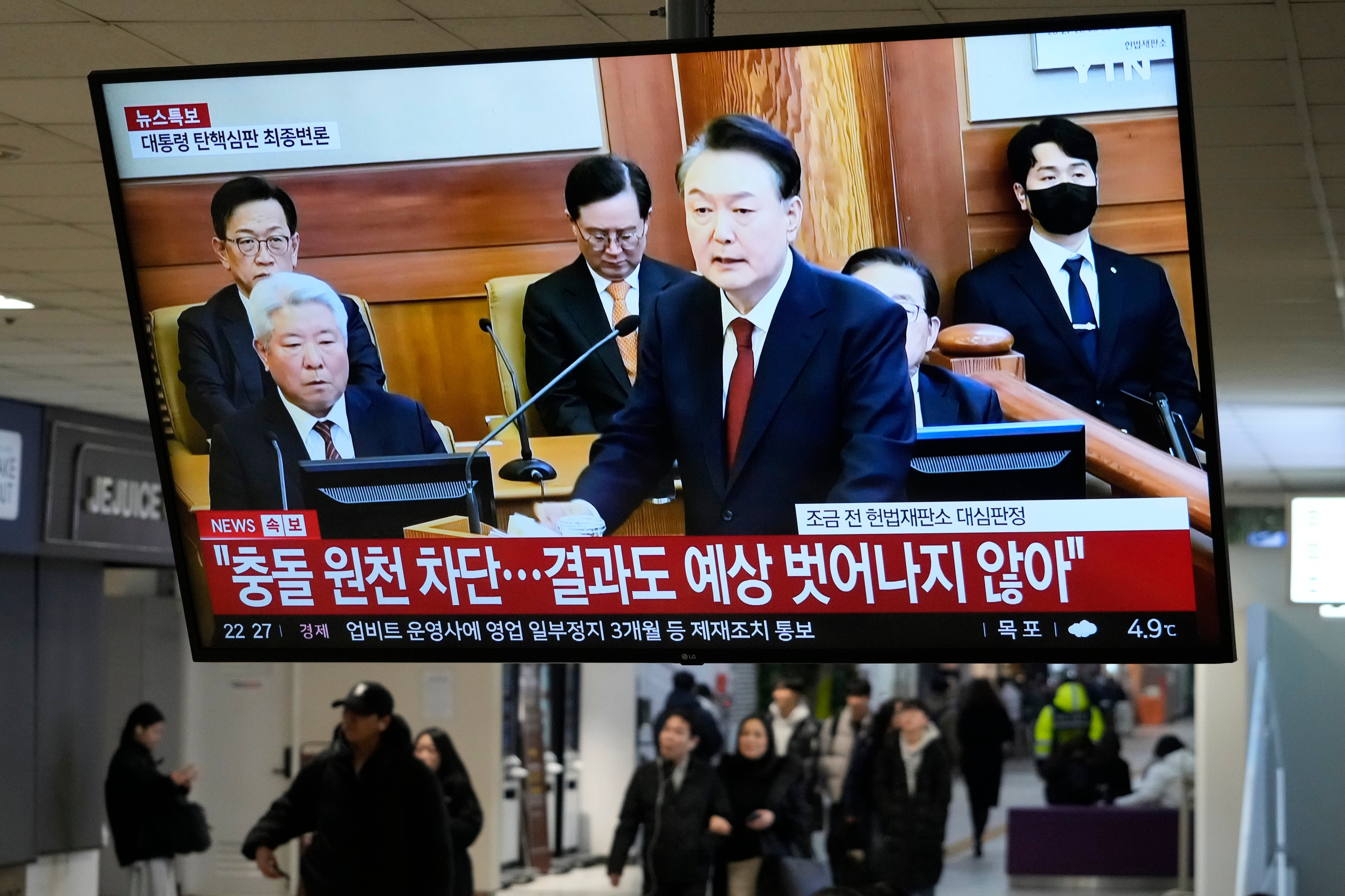 <p>A TV screen shows footage of impeached South Korean President Yoon Suk Yeol's address at the final hearing of his trial during a news program at a bus terminal in Seoul, South Korea</p>