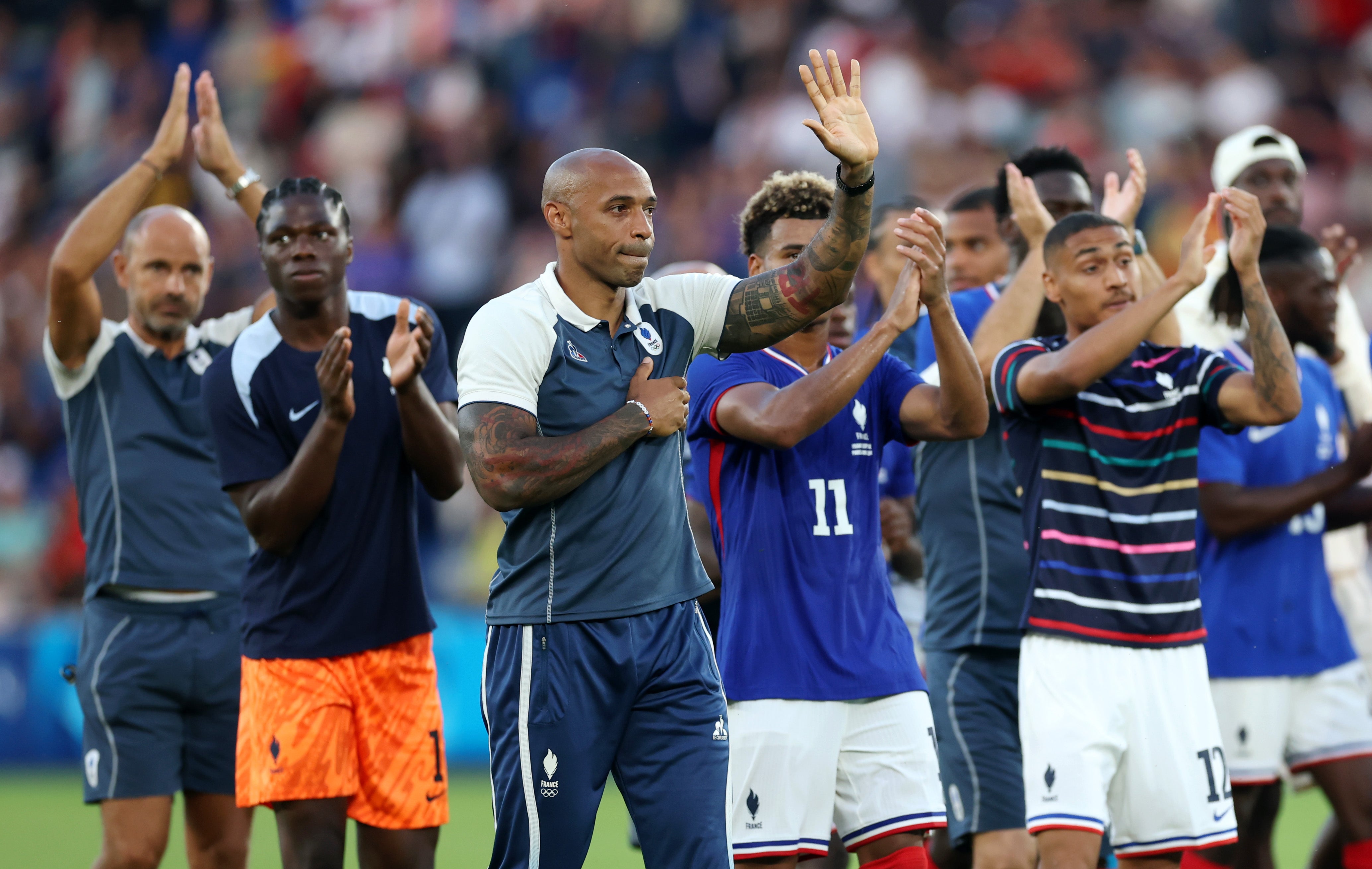 Henry saluta i fan francesi dopo la sconfitta nella partita della medaglia d'oro olimpica