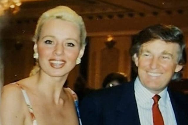 <p>Beatrice Keul junto a Donald Trump en una fotografía de 1993</p>