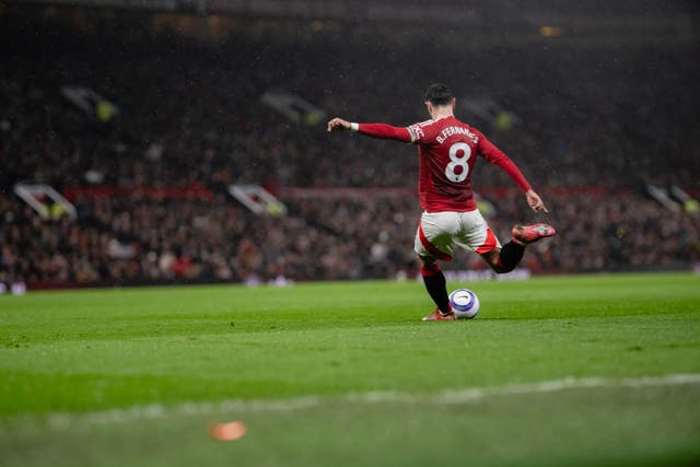 <p>Bruno Fernandes delivers a set-piece during Manchester United's win over Ipswich</p>