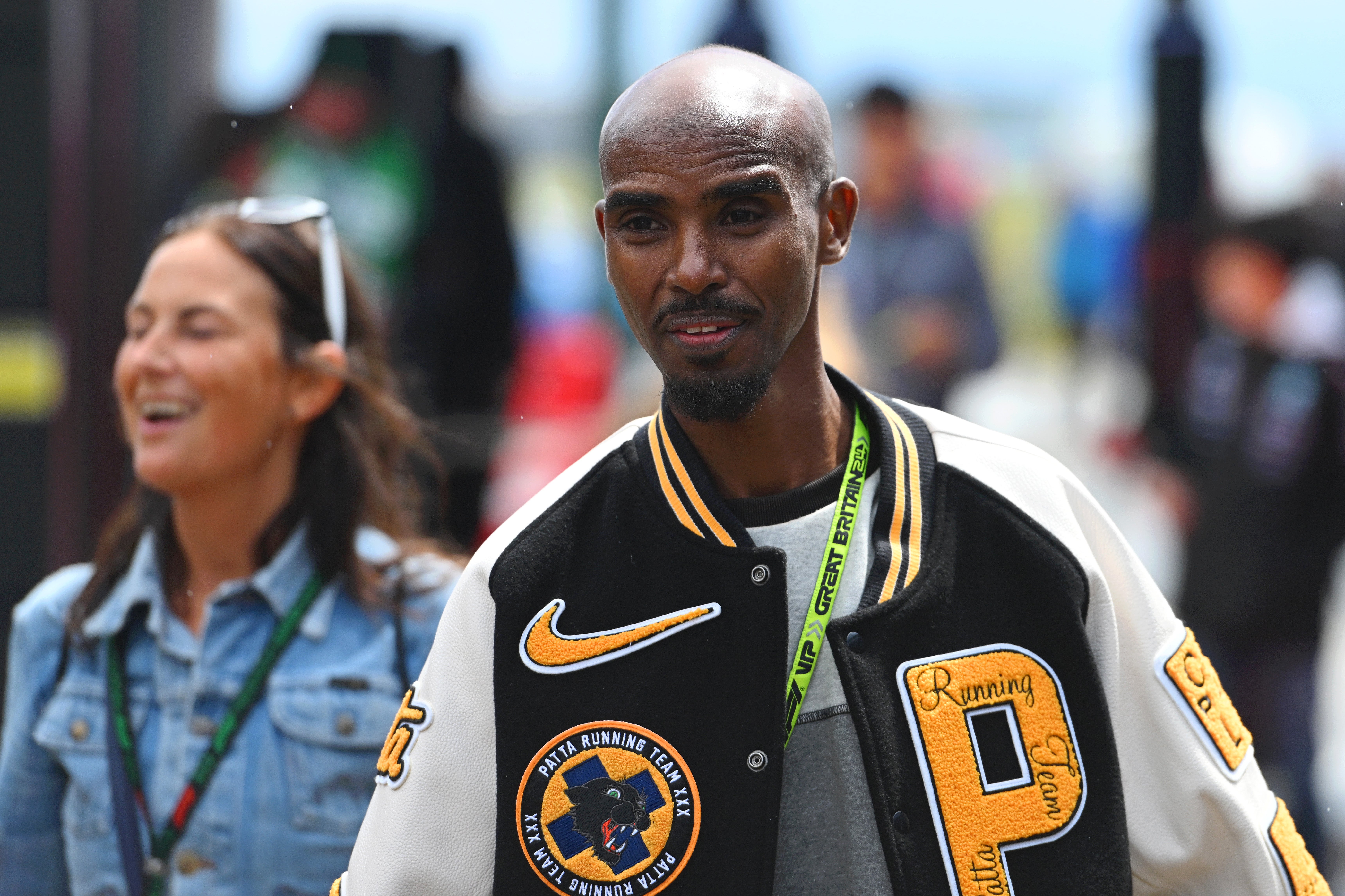 Mo Farah cammina per il paddock a Silverstone, dove spera di ospitare un evento RUNGP