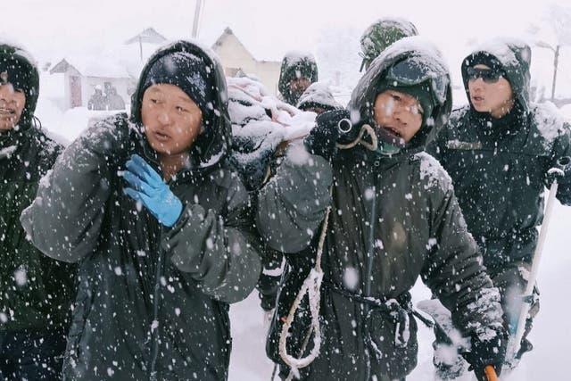 <p>Soldados del ejército indio ayudan en los operativos de rescate tras la avalancha en Uttarakhand </p>