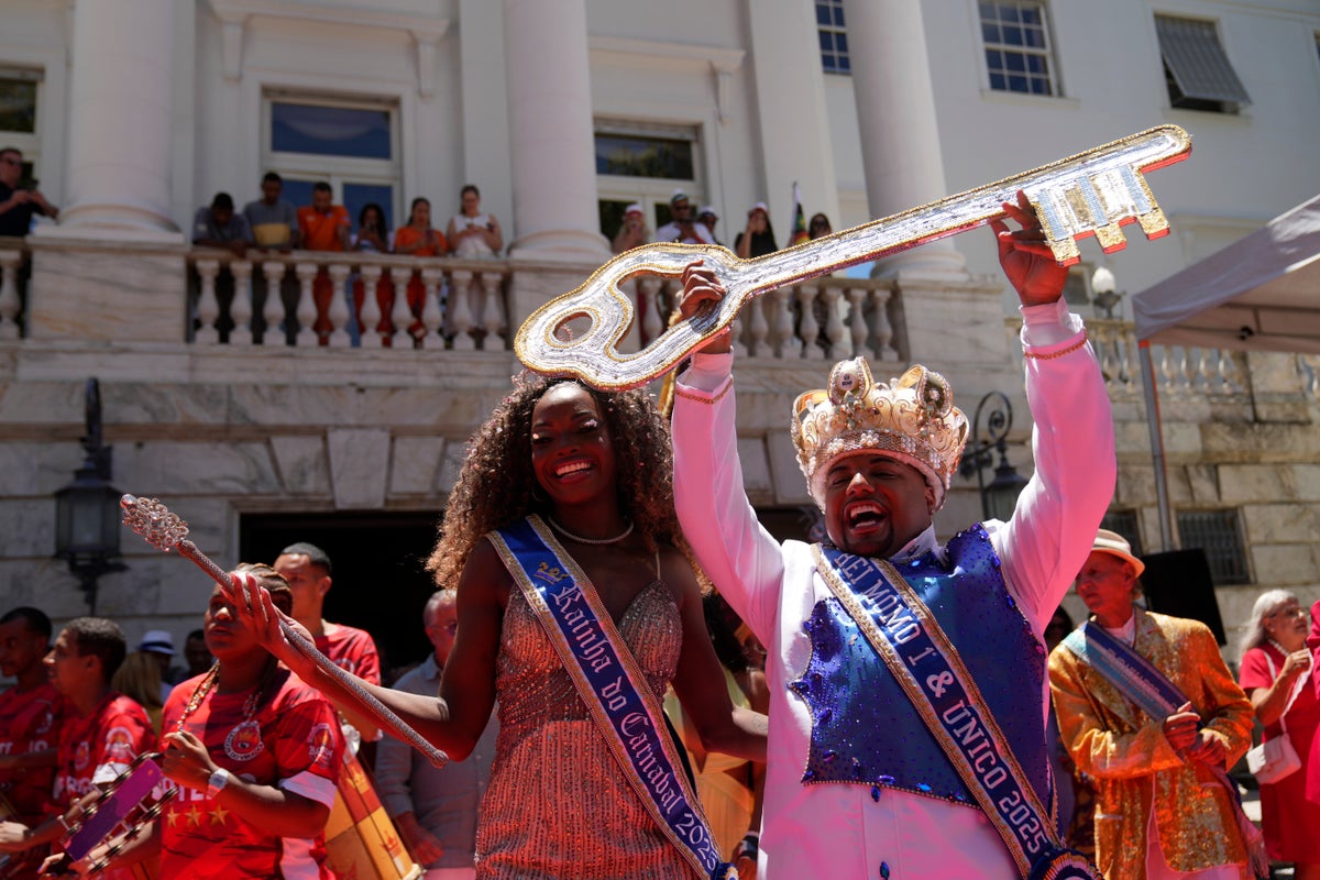 Rio's Carnival kicks off as mayor gives key to the city to King Momo