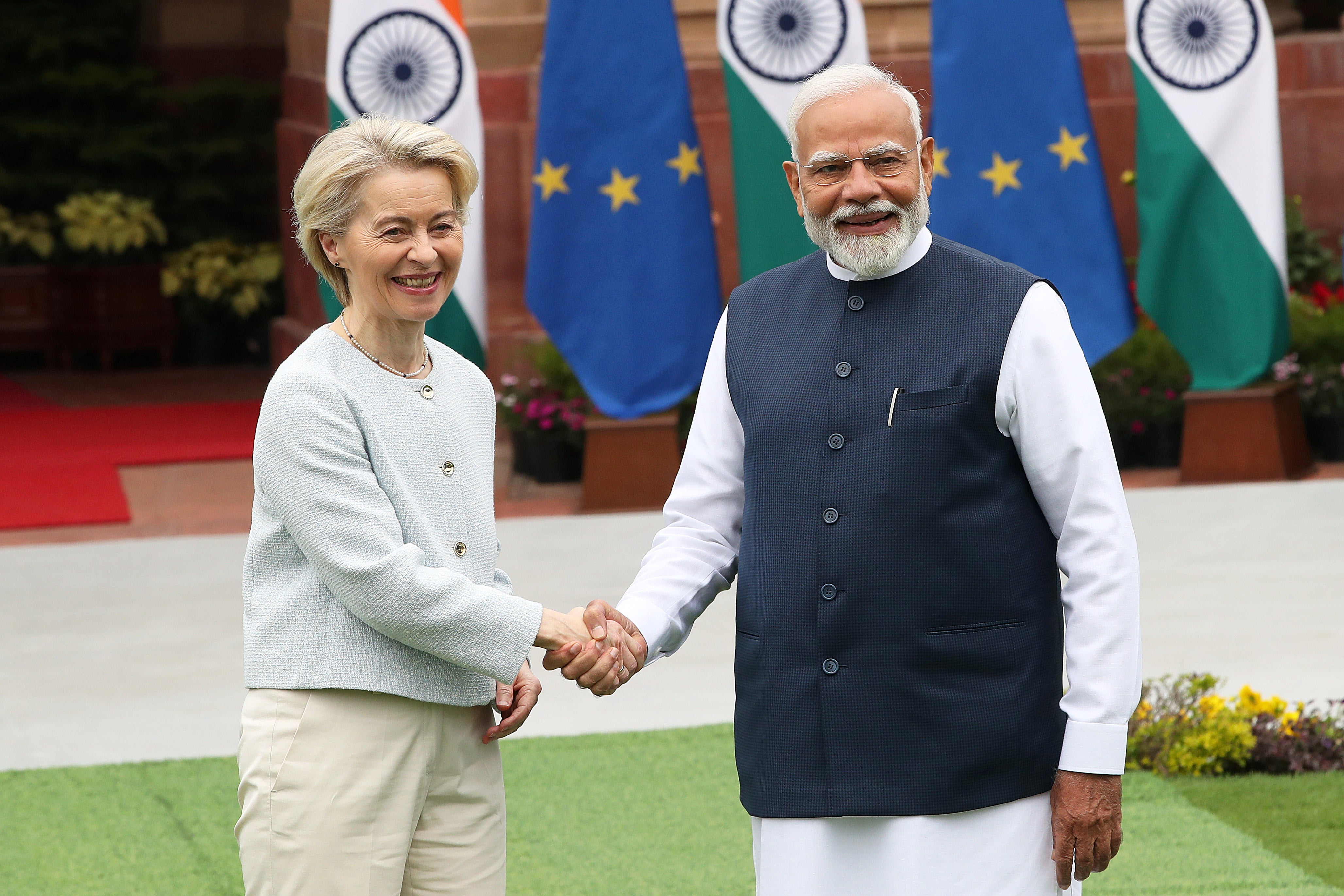 A presidente da Comissão Europeia, Ursula von der Leyen, com o primeiro-ministro indiano Narendra Modi em Deli, em 28 de fevereiro de 2025